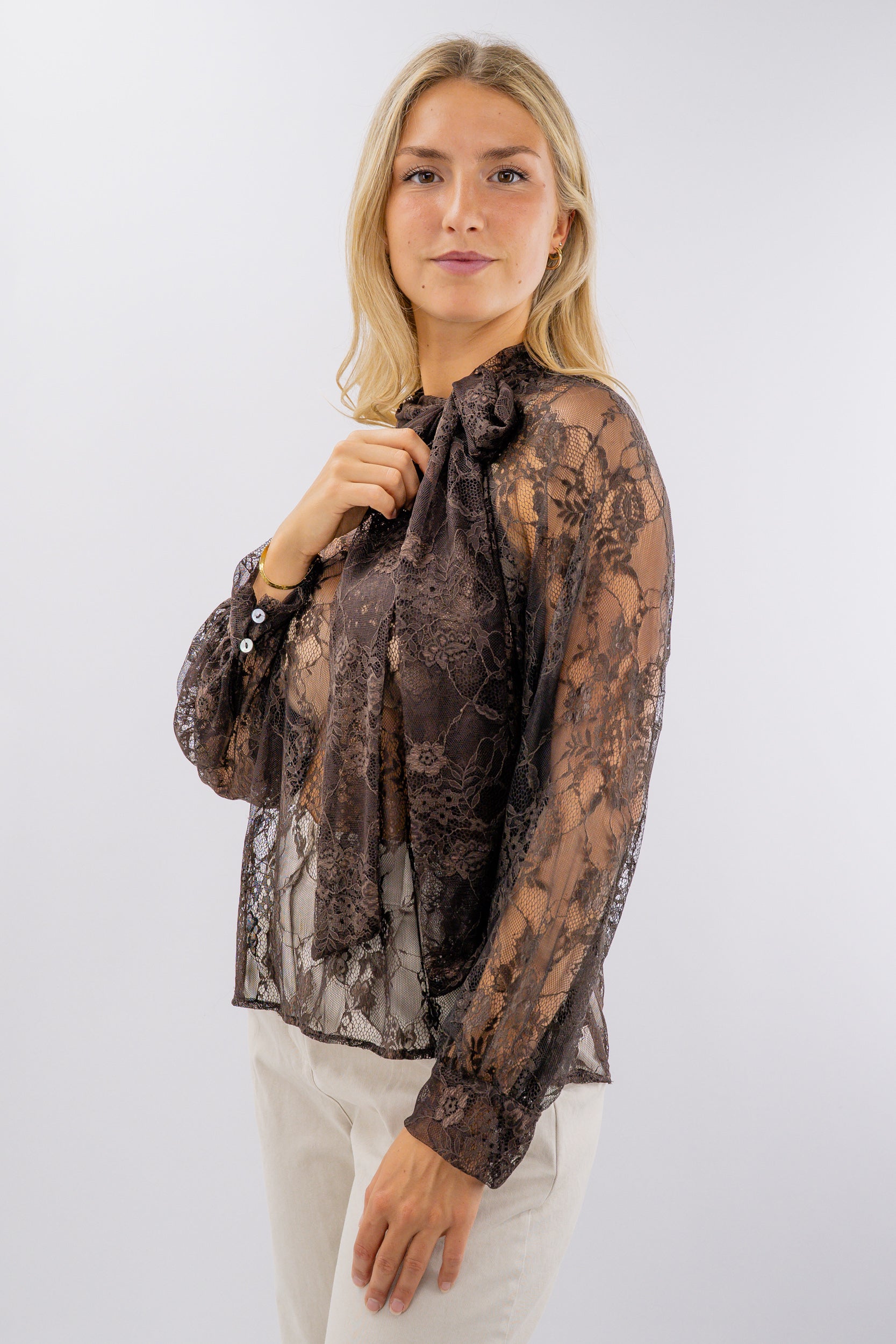 Blusa in pizzo con collo ad allaccio