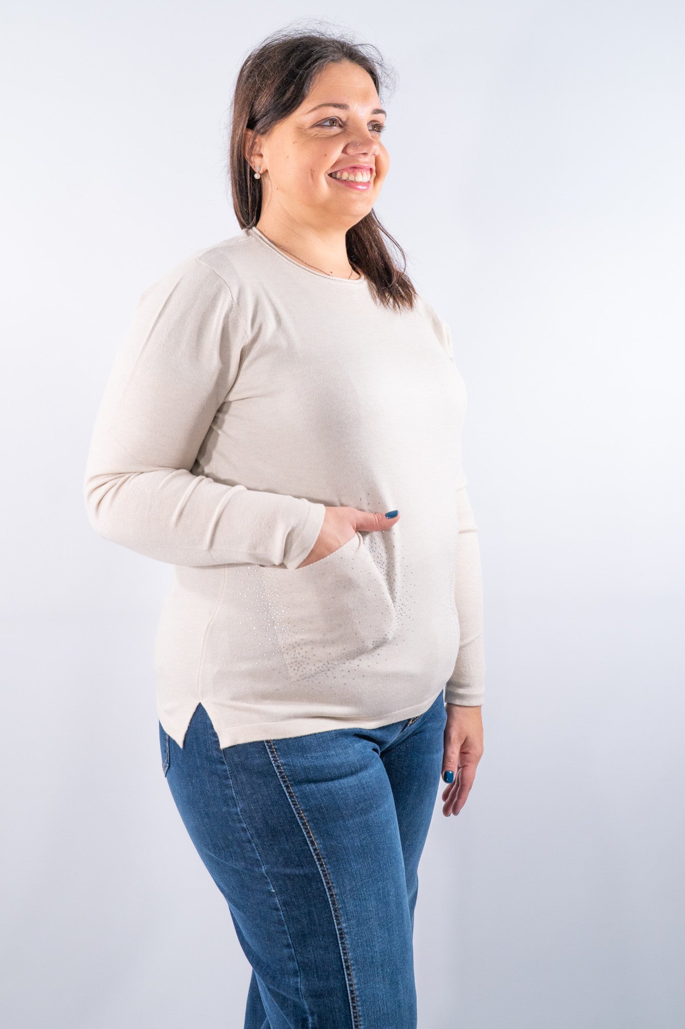 Girocollo con taglio ad A e tasche con strass