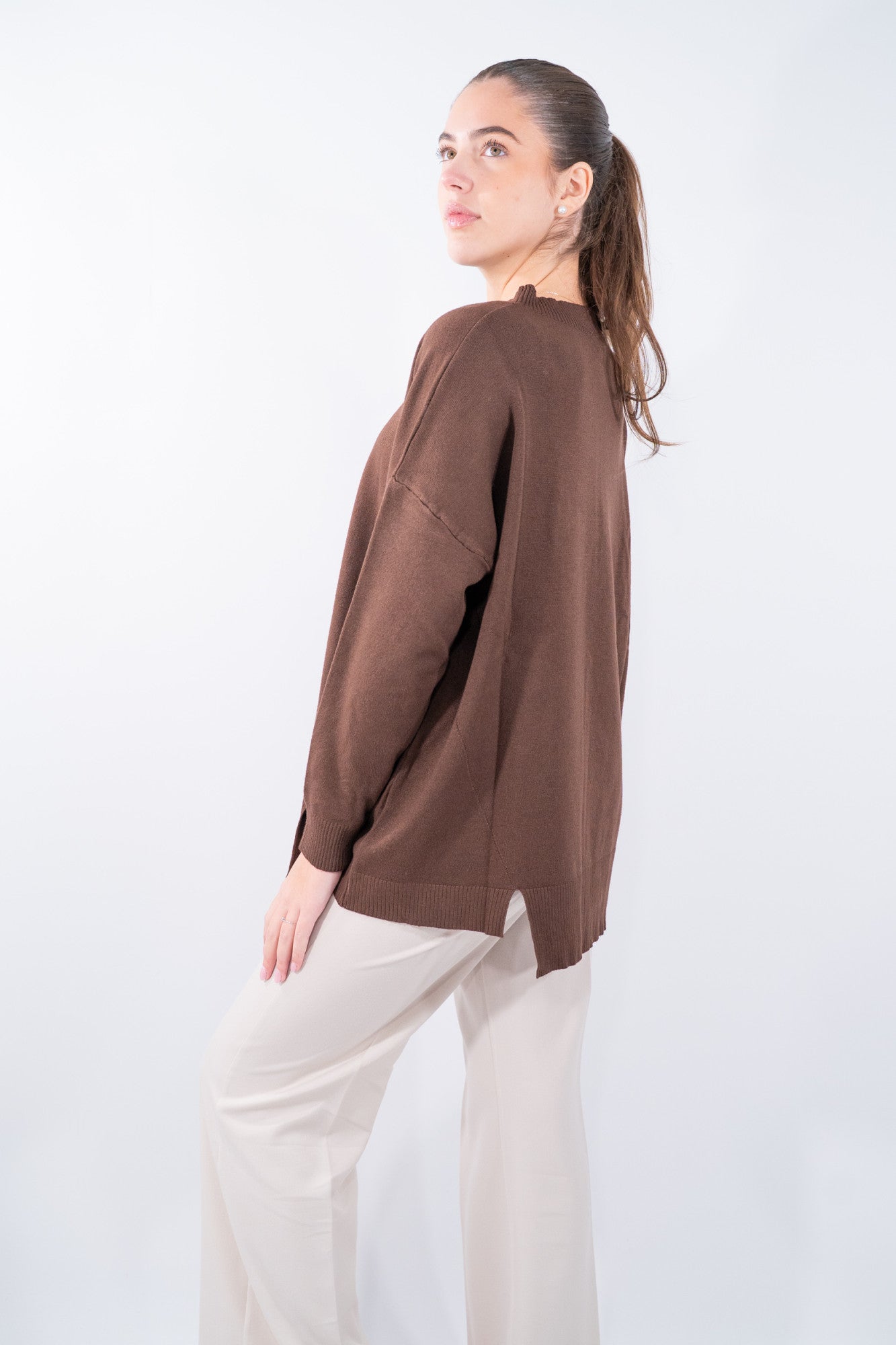 Maglia rasata con spacco frontale e scollo barchetta