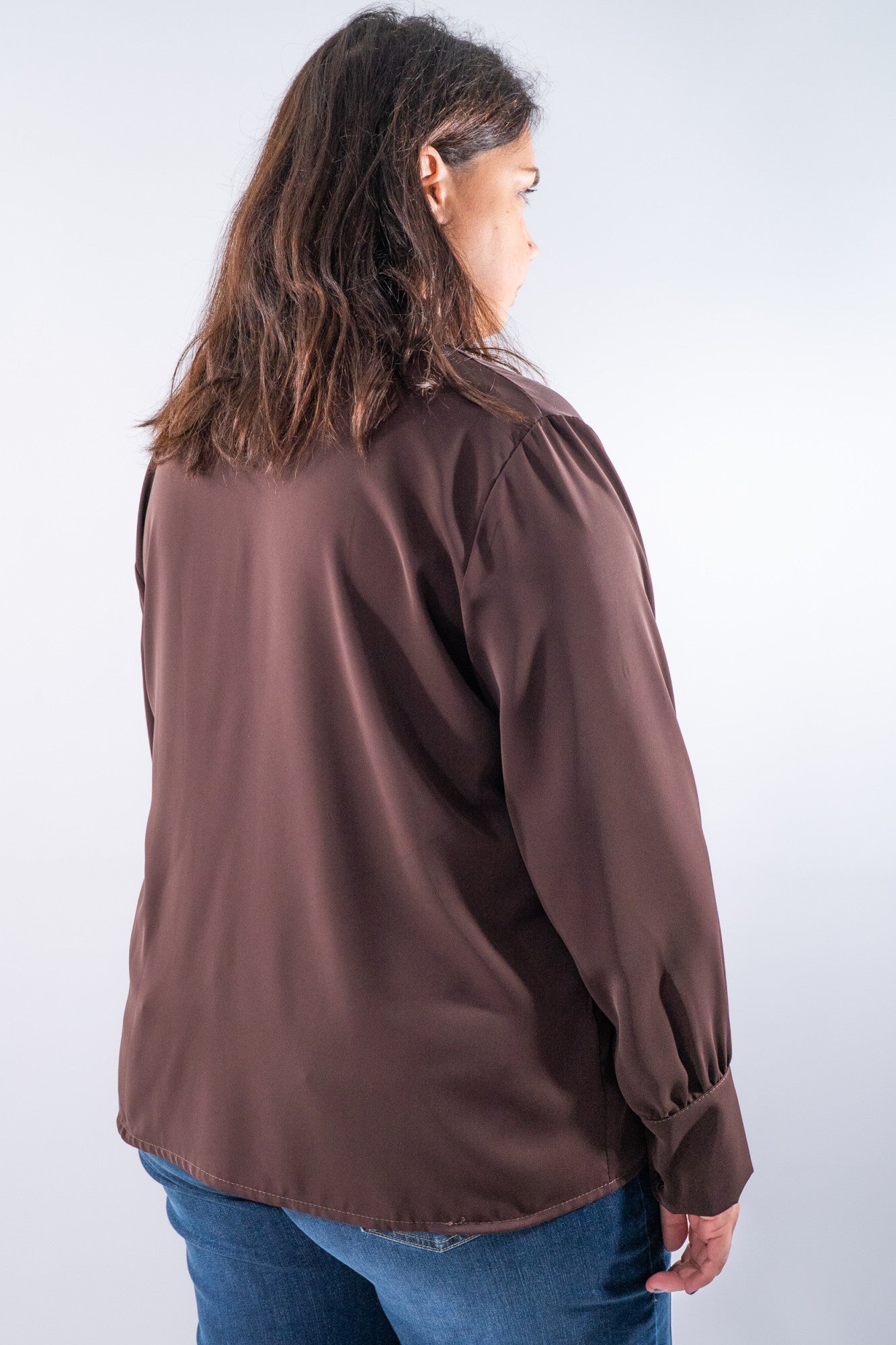 Blusa con cravatta foulard e fermaglio scorrevole