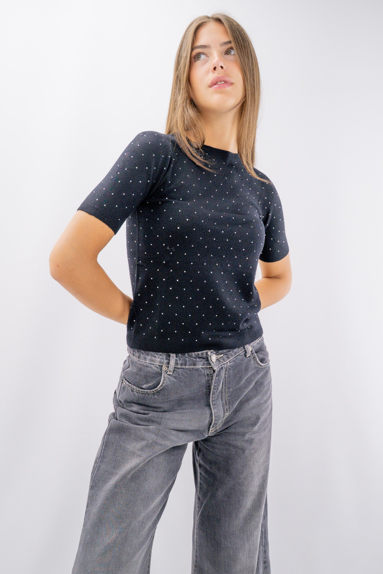 Maglia girocollo con brillantini a manica corta