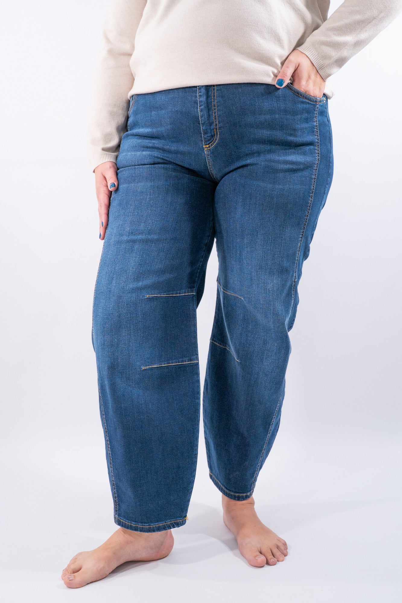 Jeans banana con vita media e impunture a contrasto