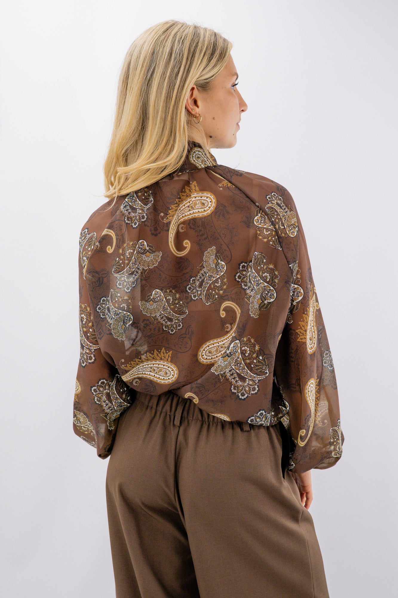 Blusa con fiocco in fantasia paisley