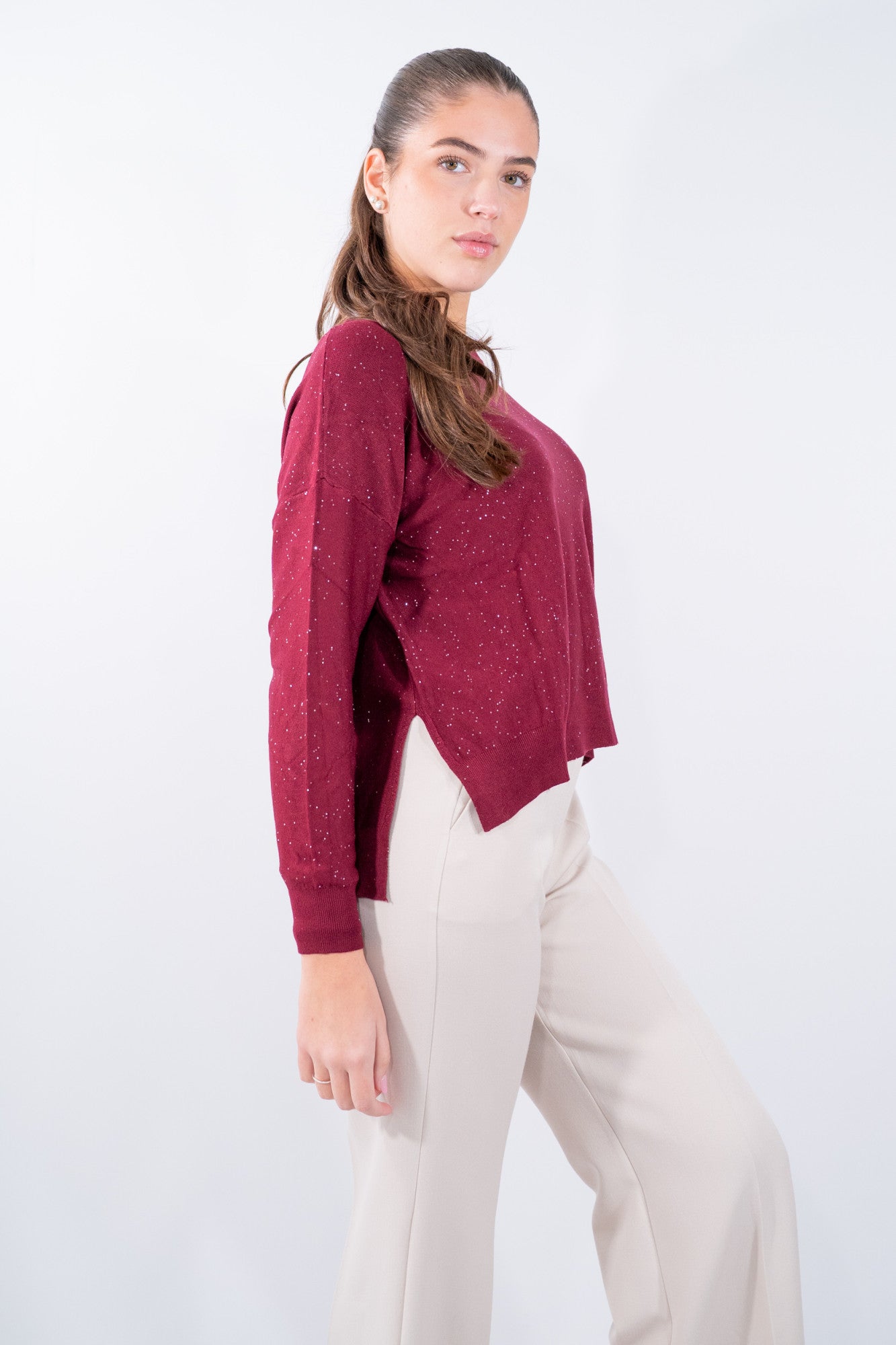 Maglia scatoletta luminosa con micro pailettes e spacchi laterali