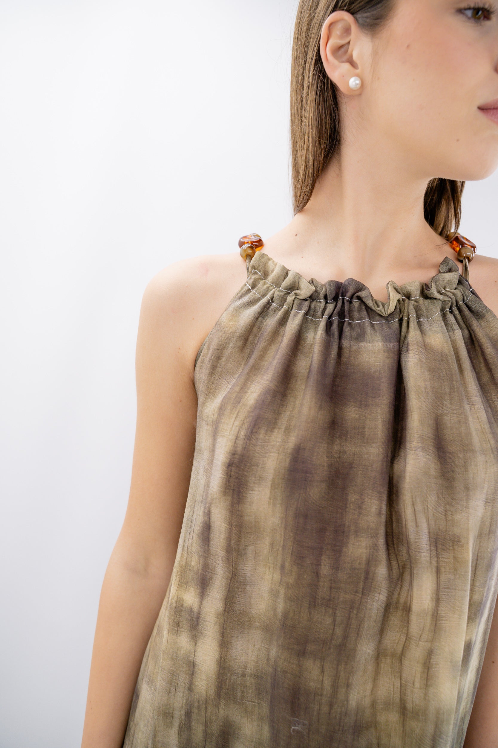 Abito lungo con spalline sottili e scollo all'americana.