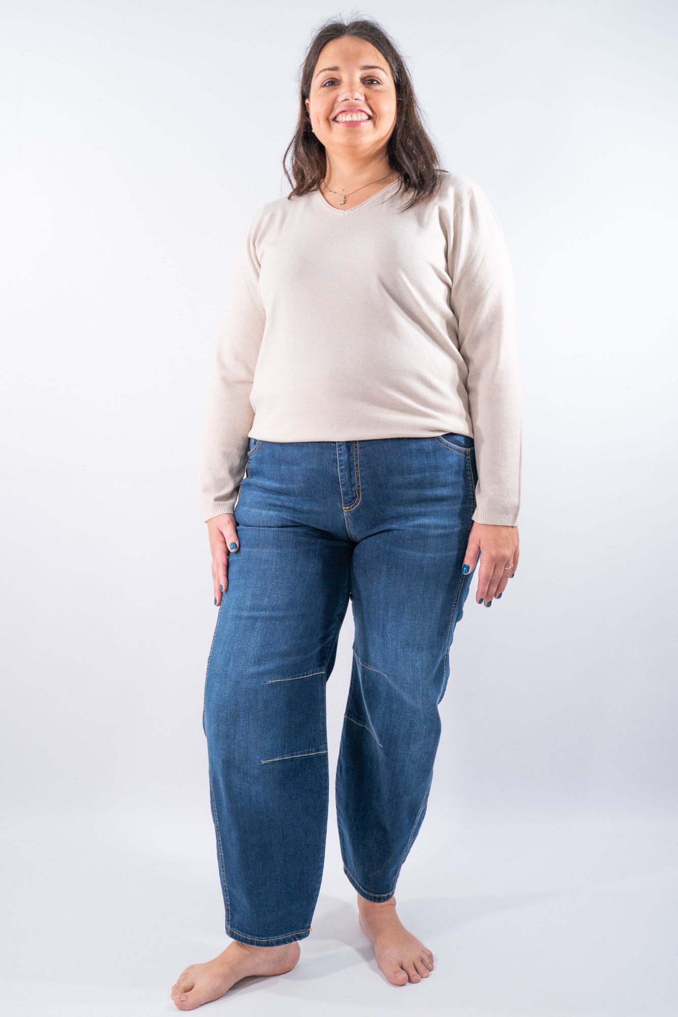 Jeans banana con vita media e impunture a contrasto