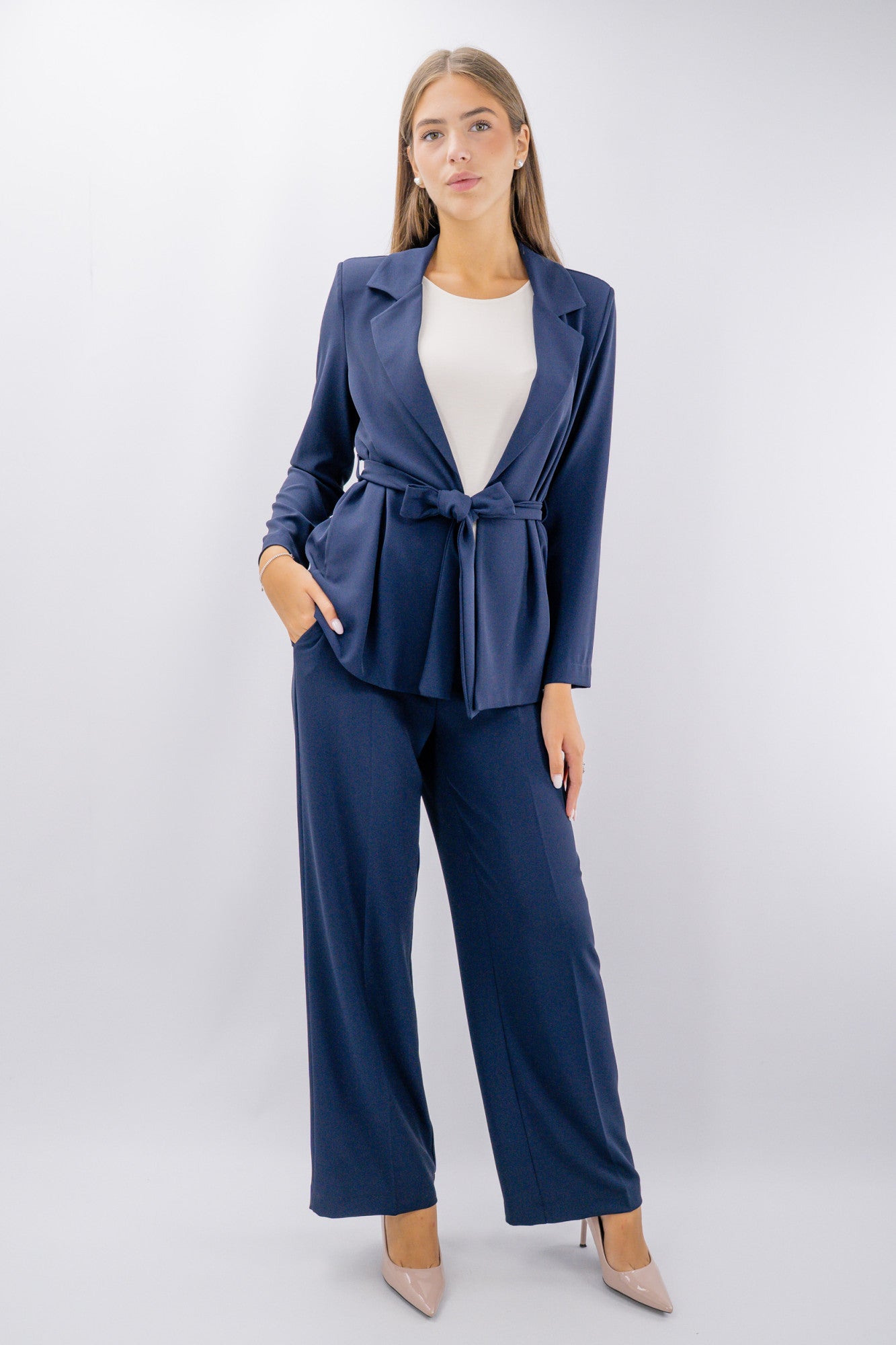 Tailleur con blazer con cintura