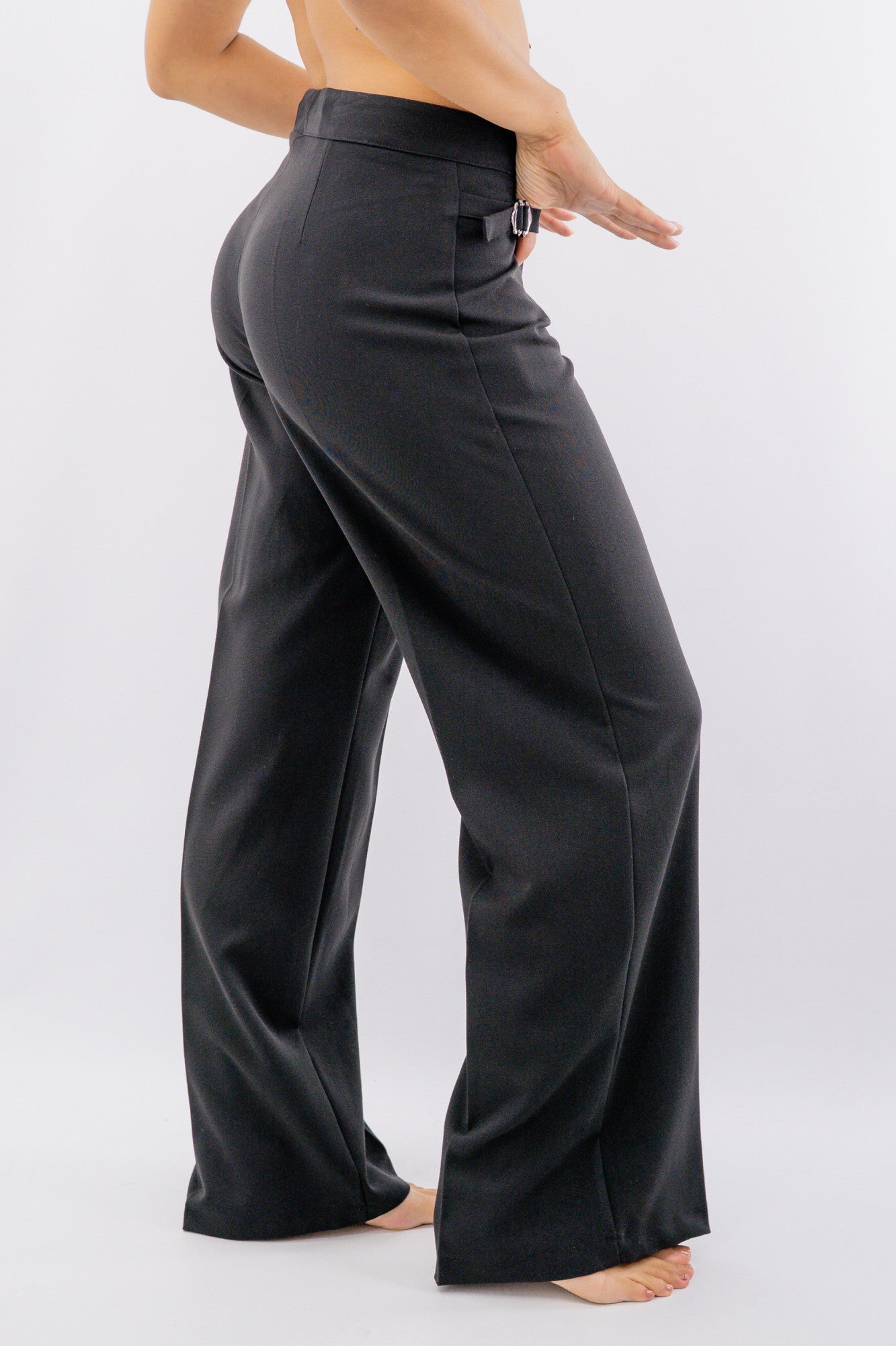 Pantalone palazzo sartoriale con fibbie laterali