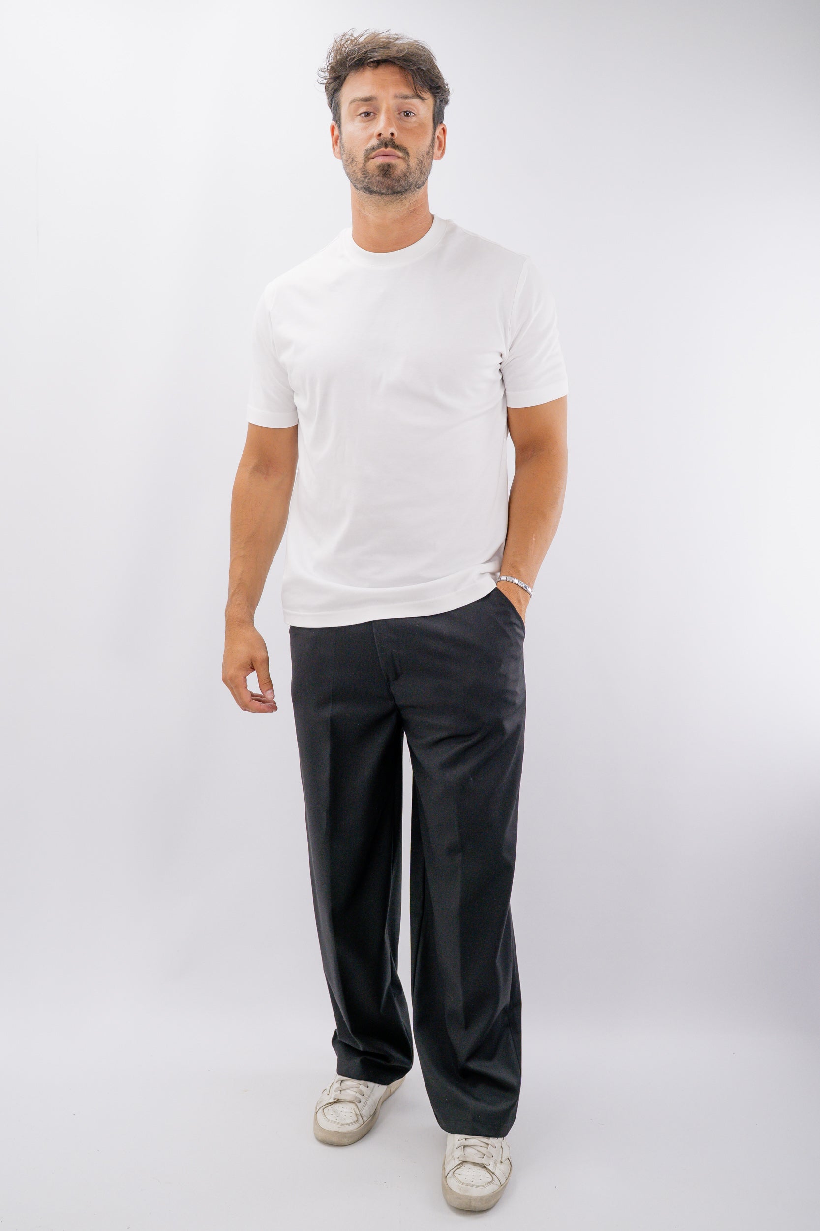 Pantalone a gamba ampia con linea giovane