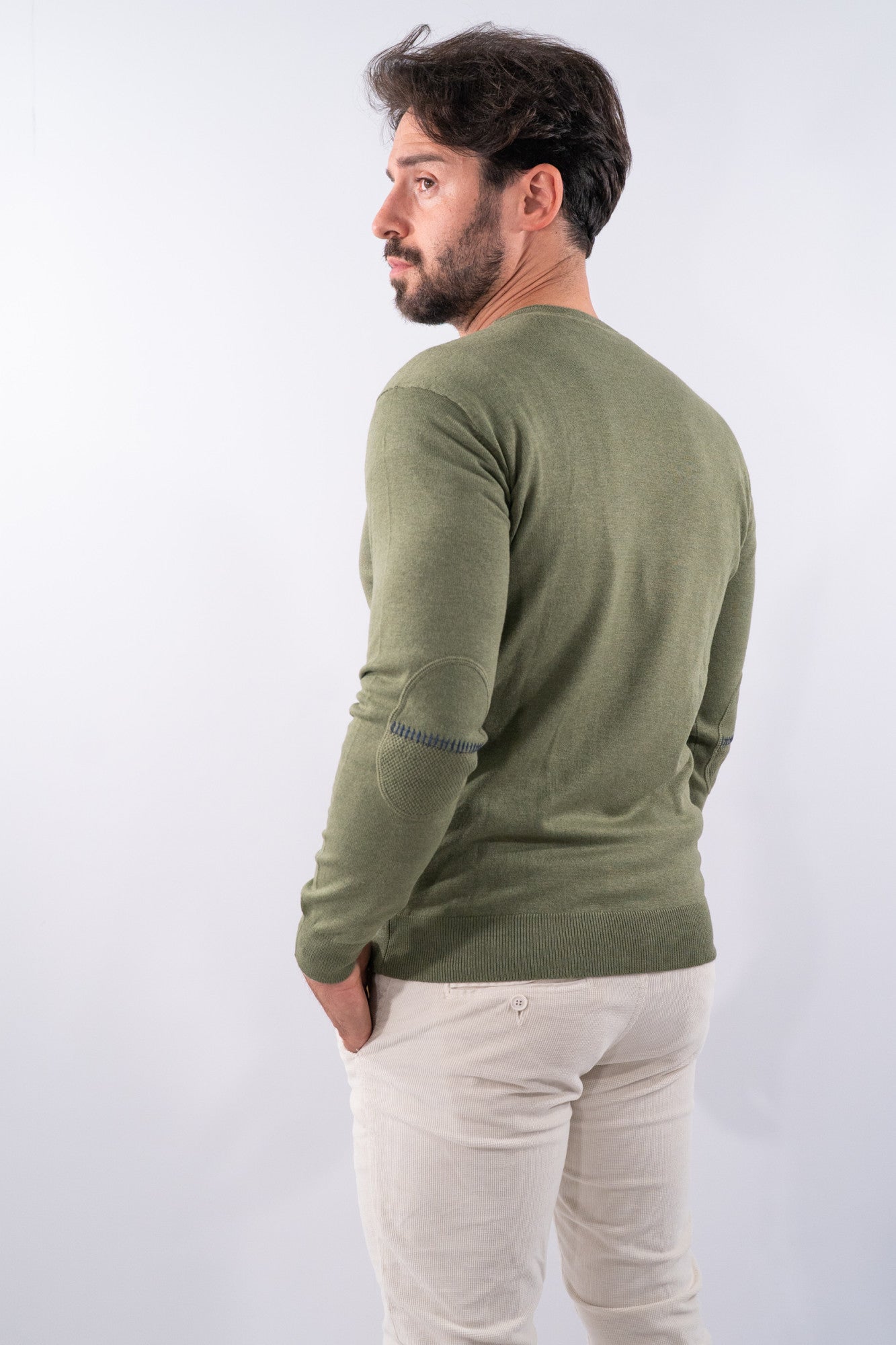 Maglia girocollo con toppe e ricamo decorativo