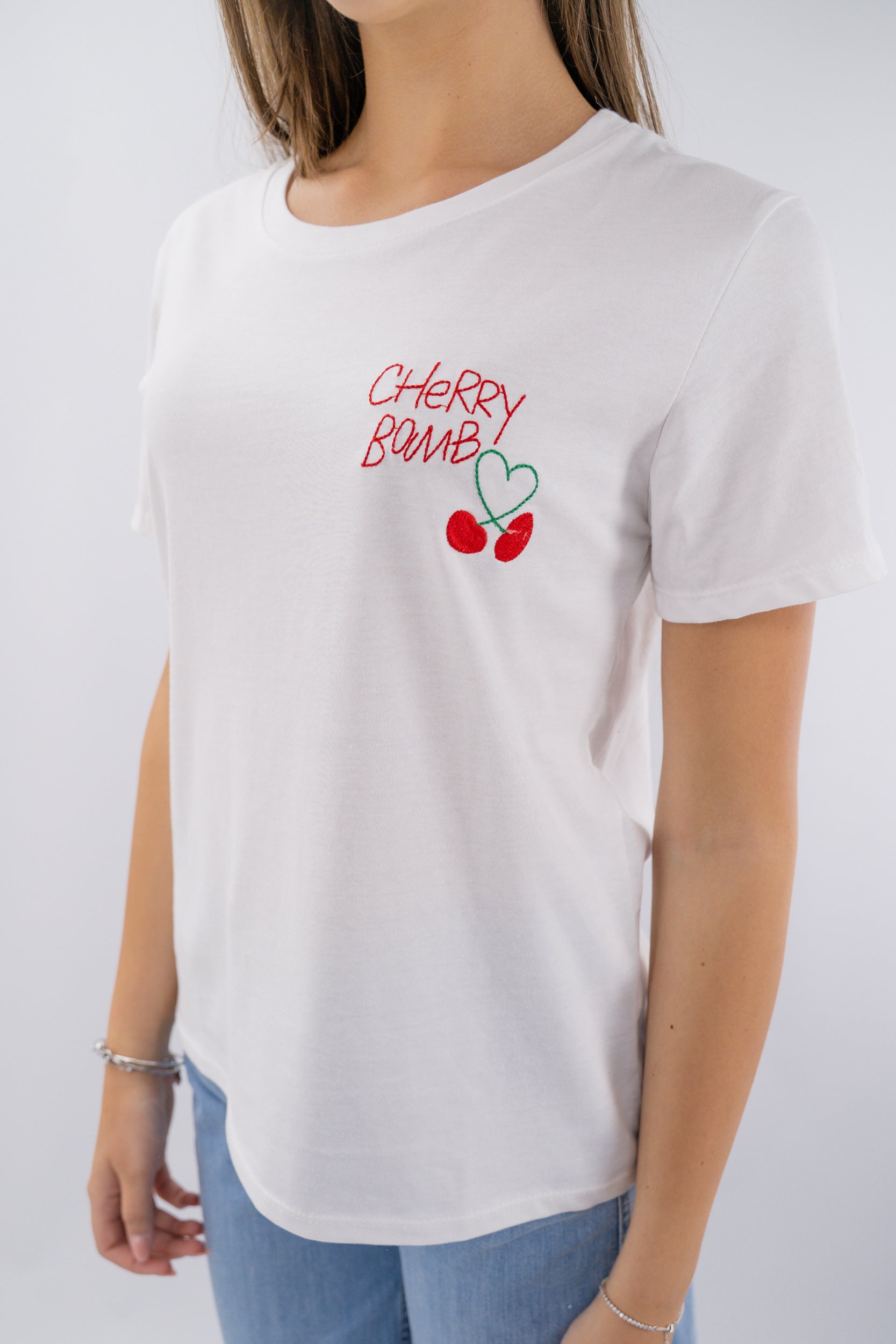T-shirt con ricamo 'Cherry Bomb'