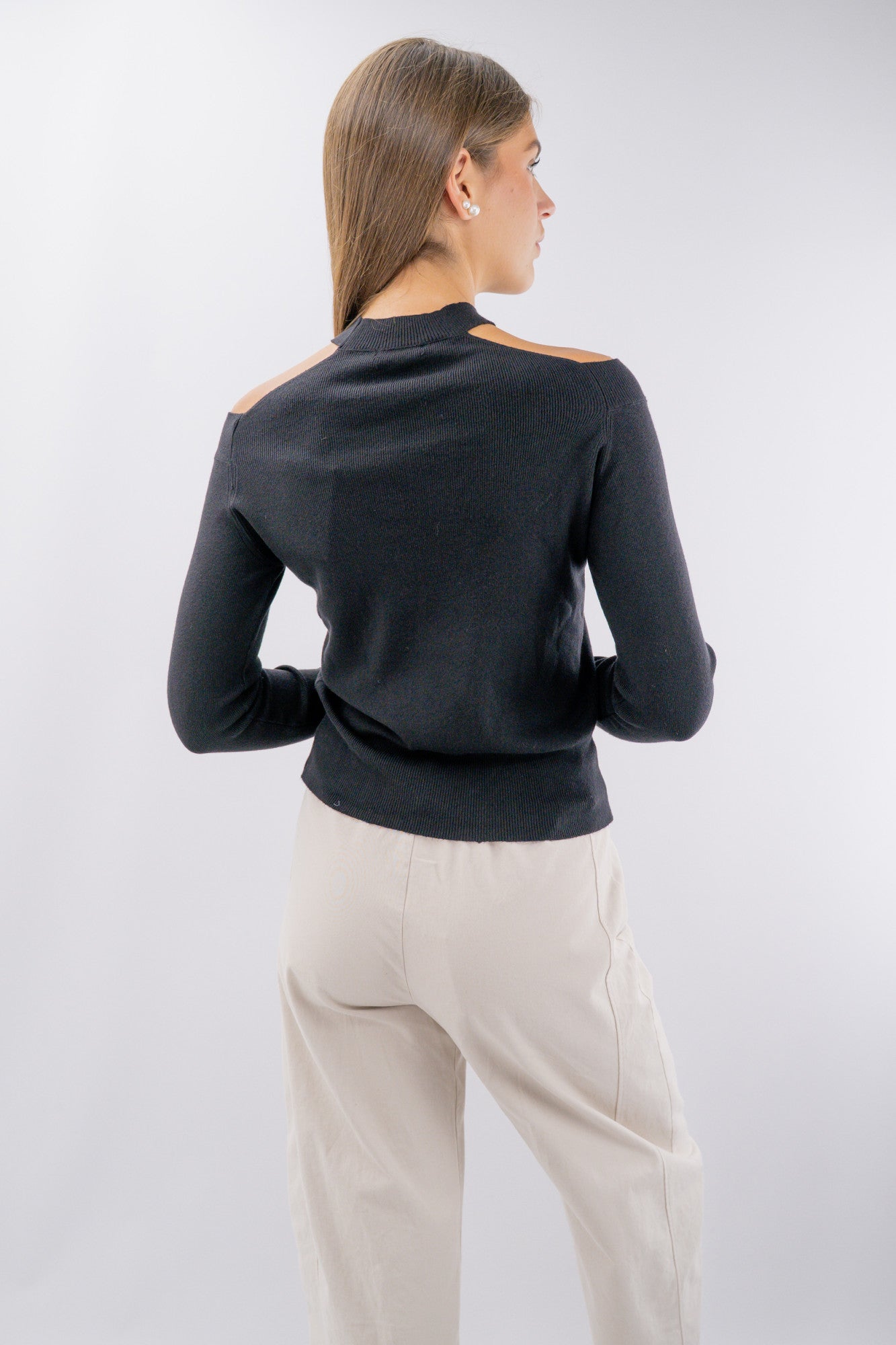 Maglia cut-out con collo a giro e spalle scoperte
