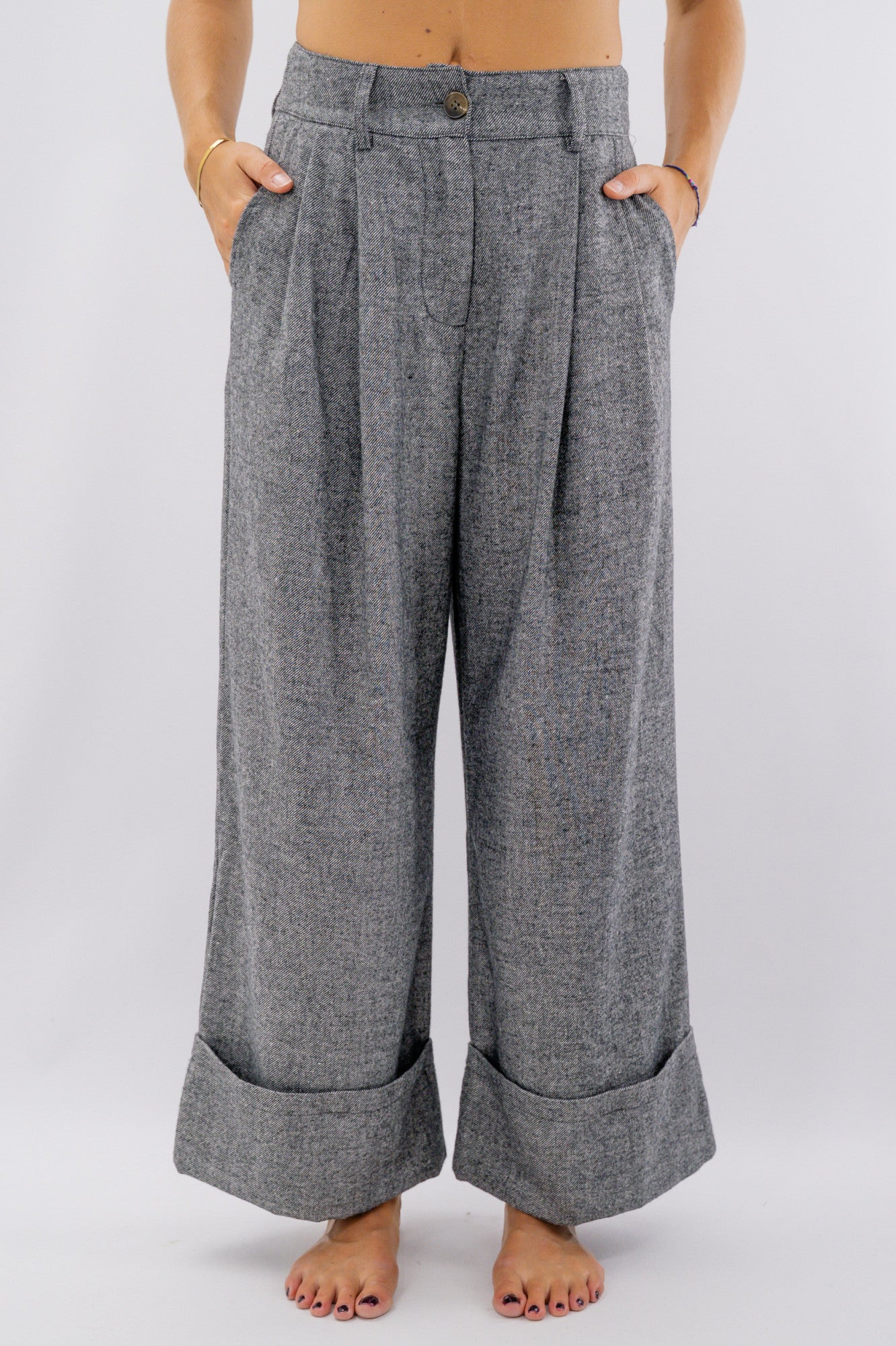 Pantalone tweed palazzo con maxi risvolto e pinces