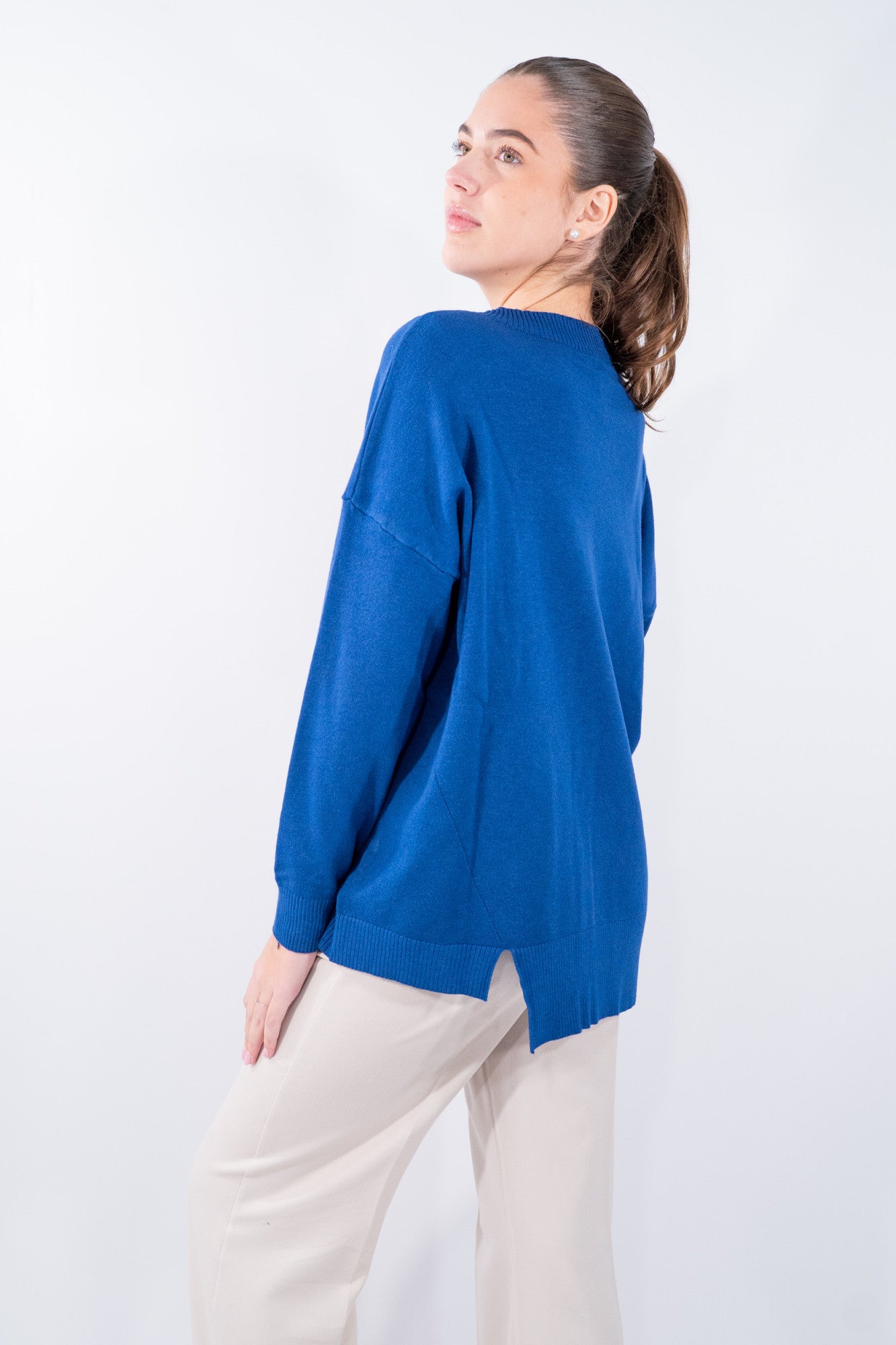 Maglia rasata con spacco frontale e scollo barchetta