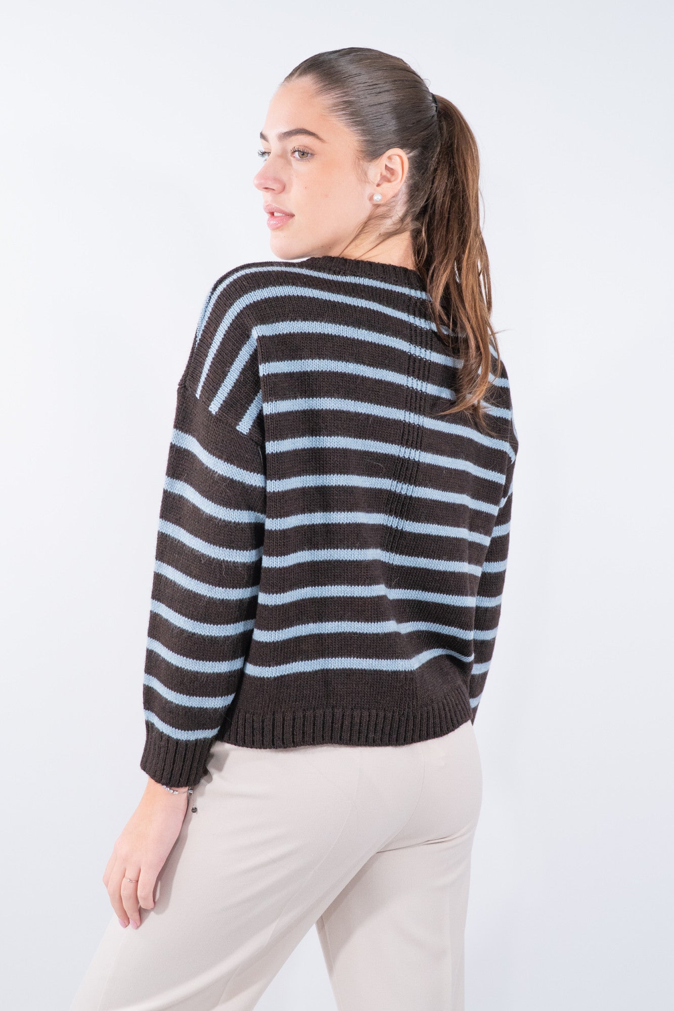 Maglioncino a righe con spalla bassa in misto lana