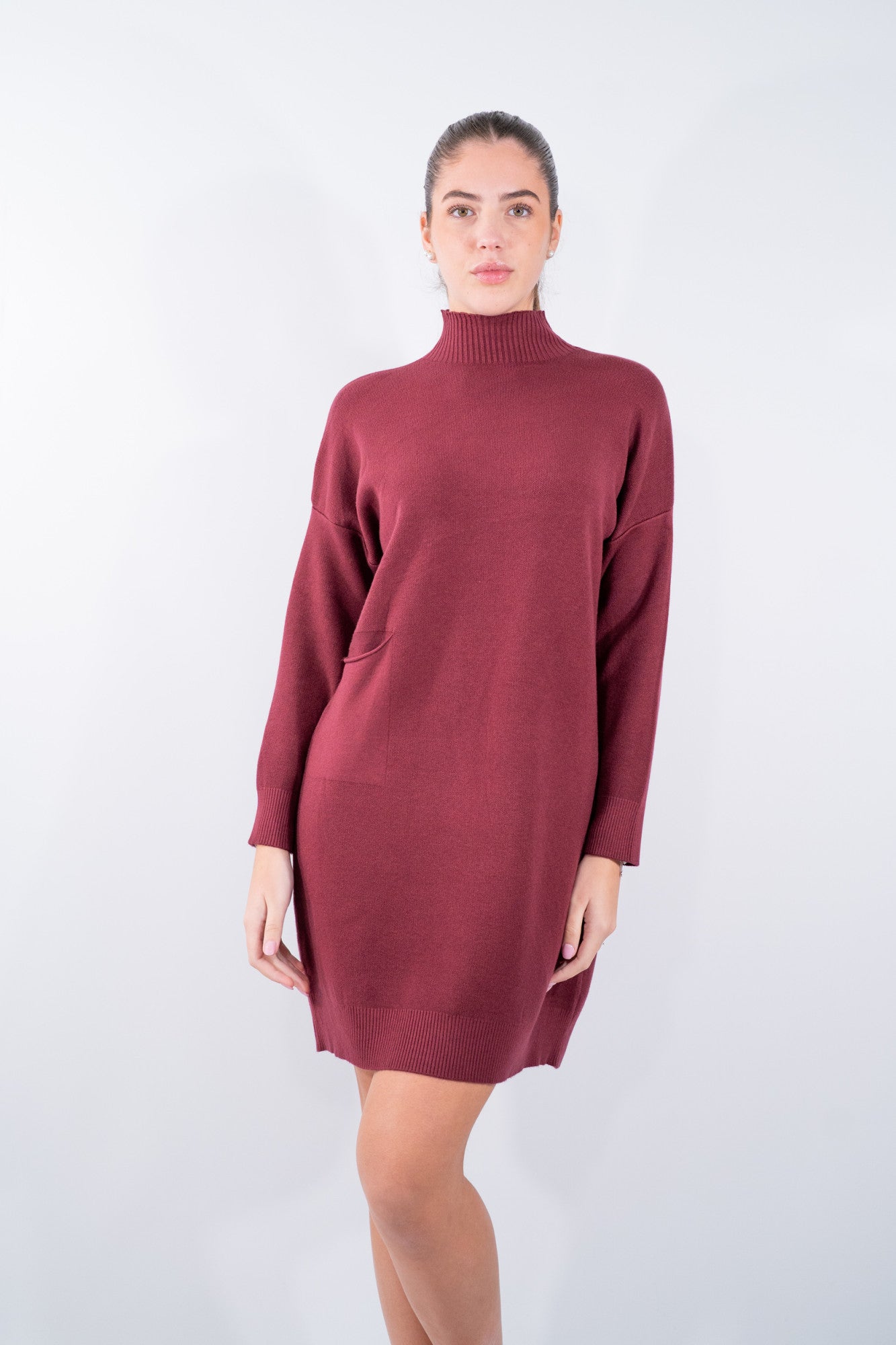 Abito corto con collo lupetto e tasca laterale applicata