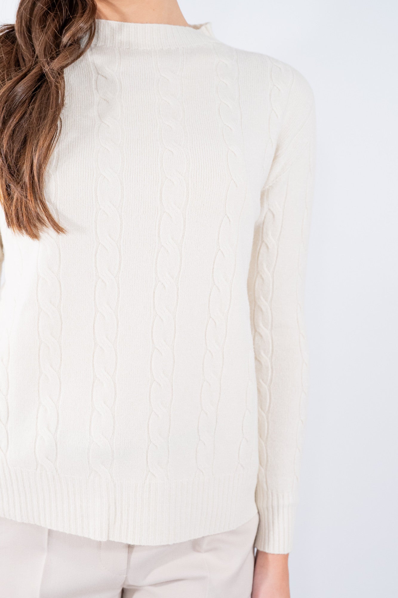 Maglioncino girocollo a trecce dal design essenziale