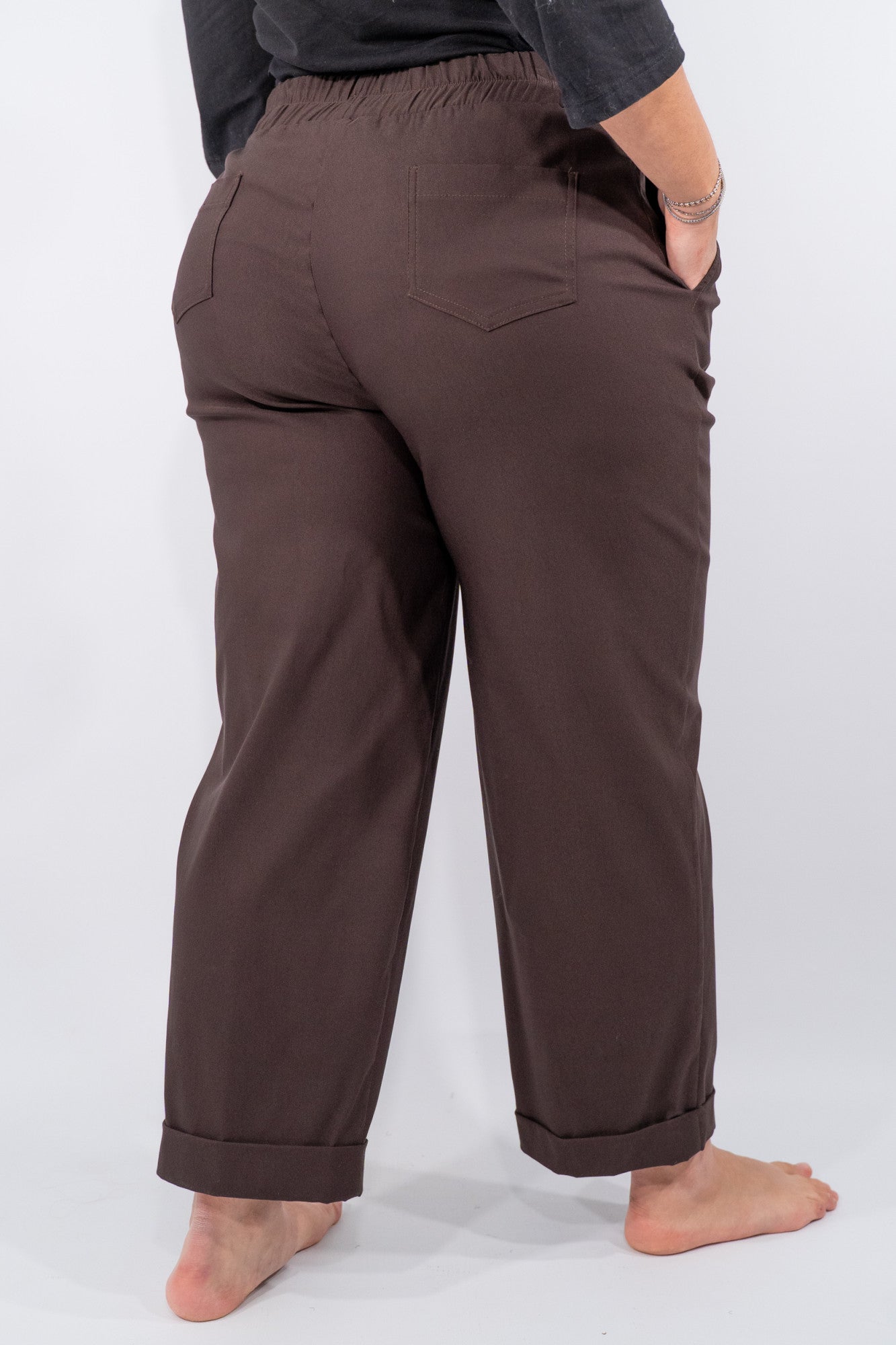 Pantalone in viscosa con taglio dritto e risvolto