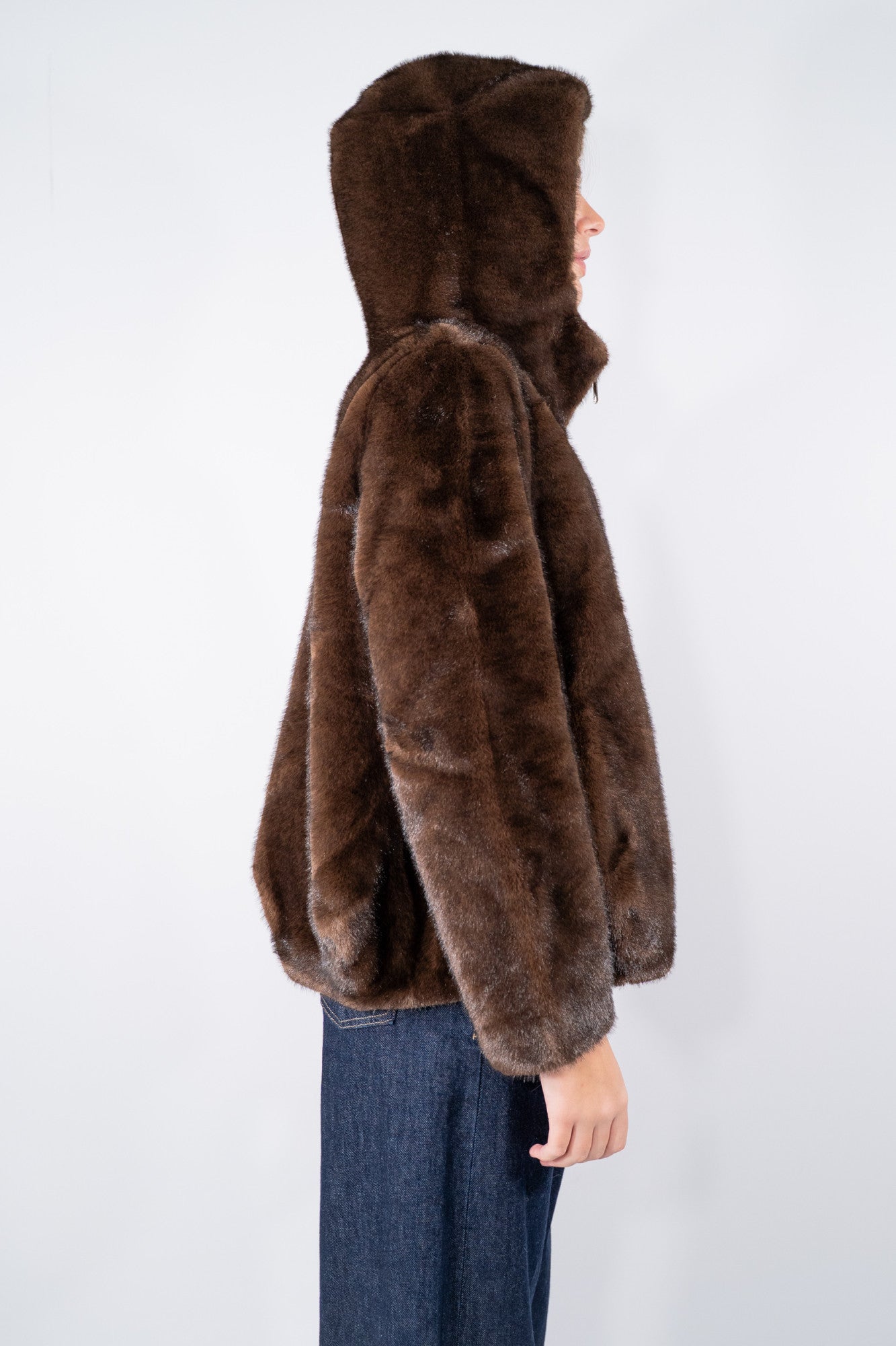 Eco-pelliccia glamour  con cappuccio e arricciatura sul fondo