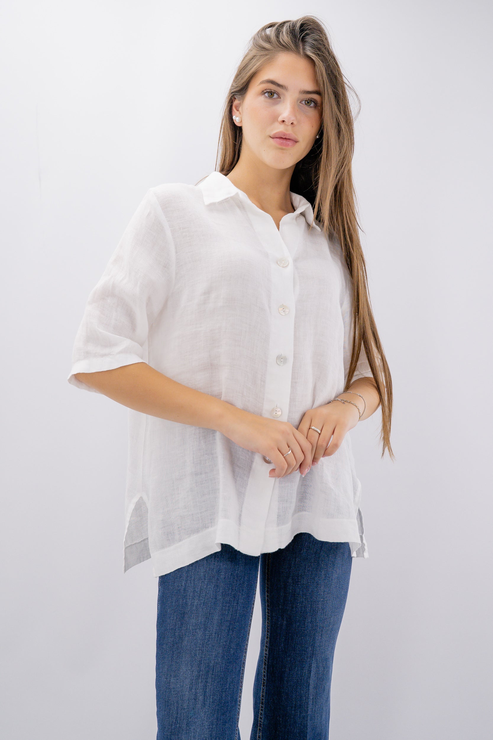 Camicia ampia in lino con collo sportivo