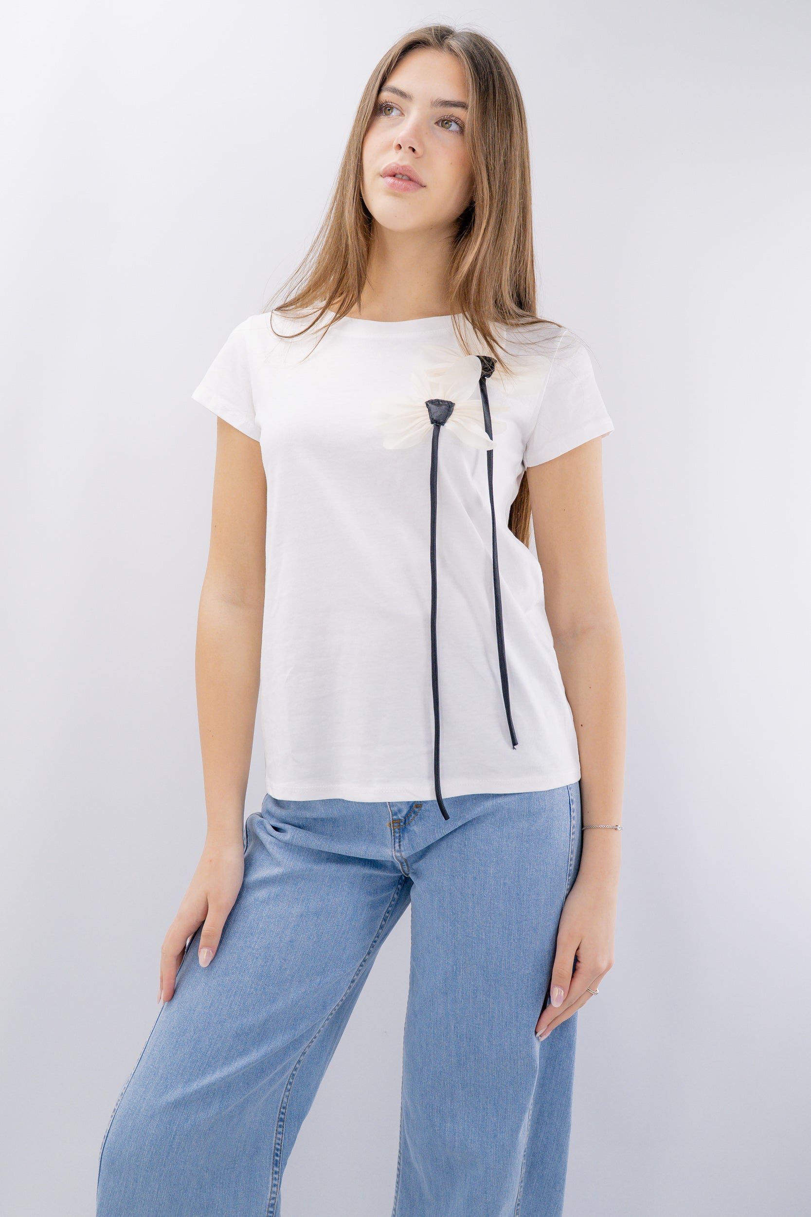 T-shirt con applicazioni floreali e nastri decorativi