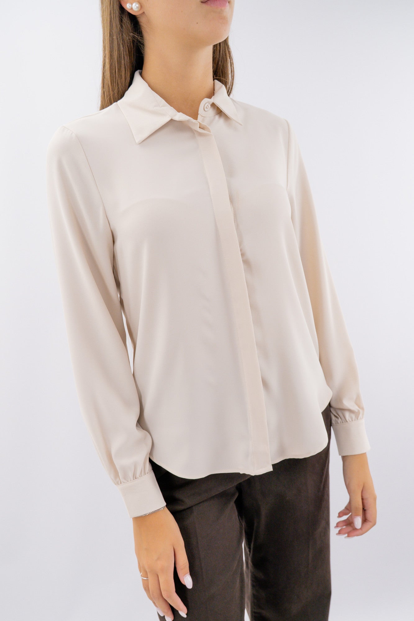 Camicia elegante con abbottonatura a scomparsa
