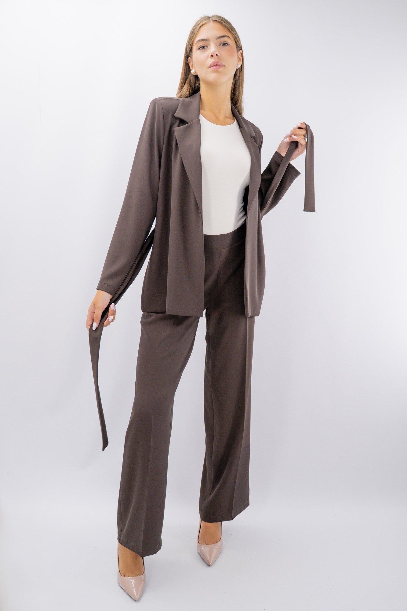 Tailleur con blazer con cintura