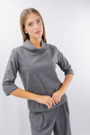 Blusa con collo rialzato e manica a tre quarti.