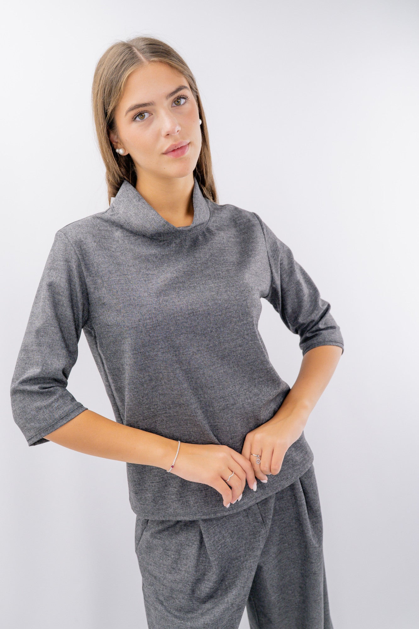 Blusa con collo rialzato e manica a tre quarti.