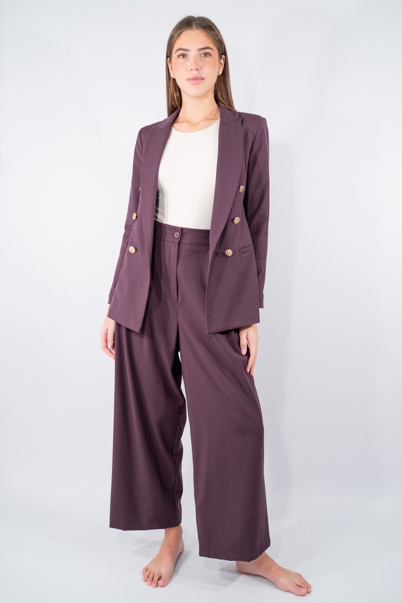 Pantalone palazzo con pince frontali e gamba ampia