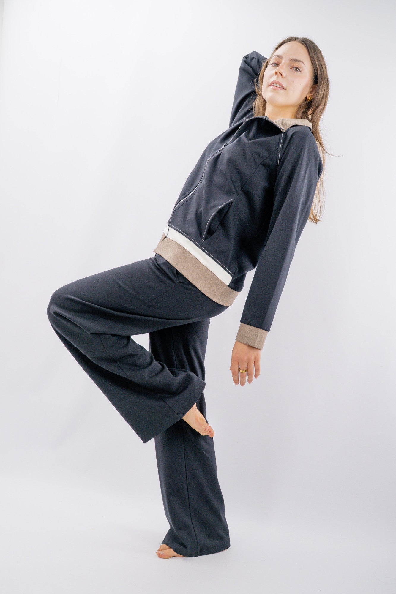 Felpa con zip e dettagli a contrasto coordinabile con pantalone abbinato