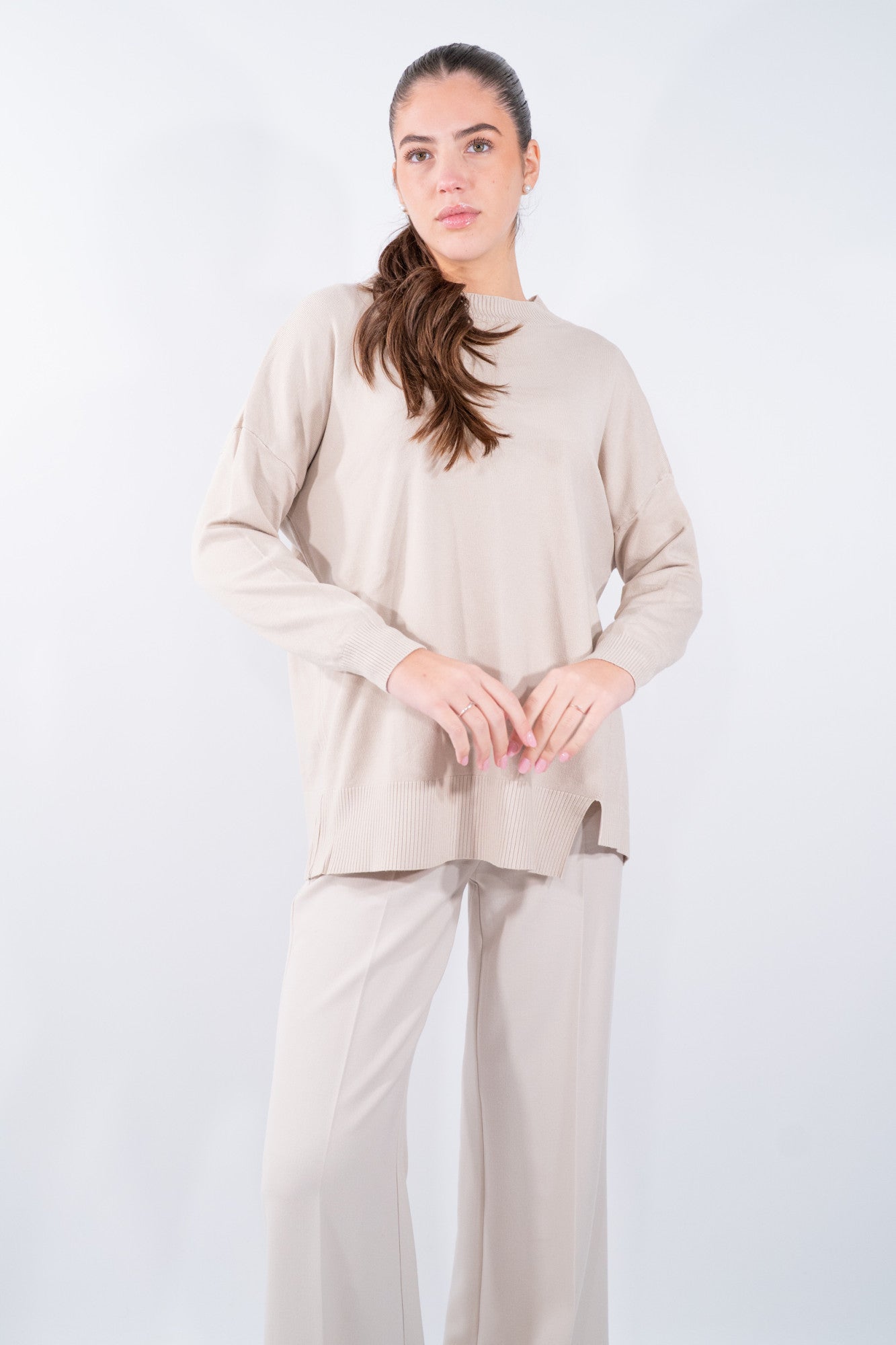 Maglia rasata con spacco frontale e scollo barchetta