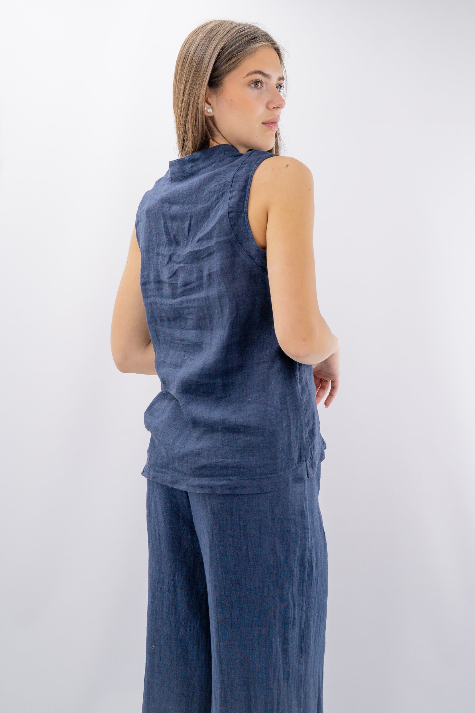Blusa smanicata in lino