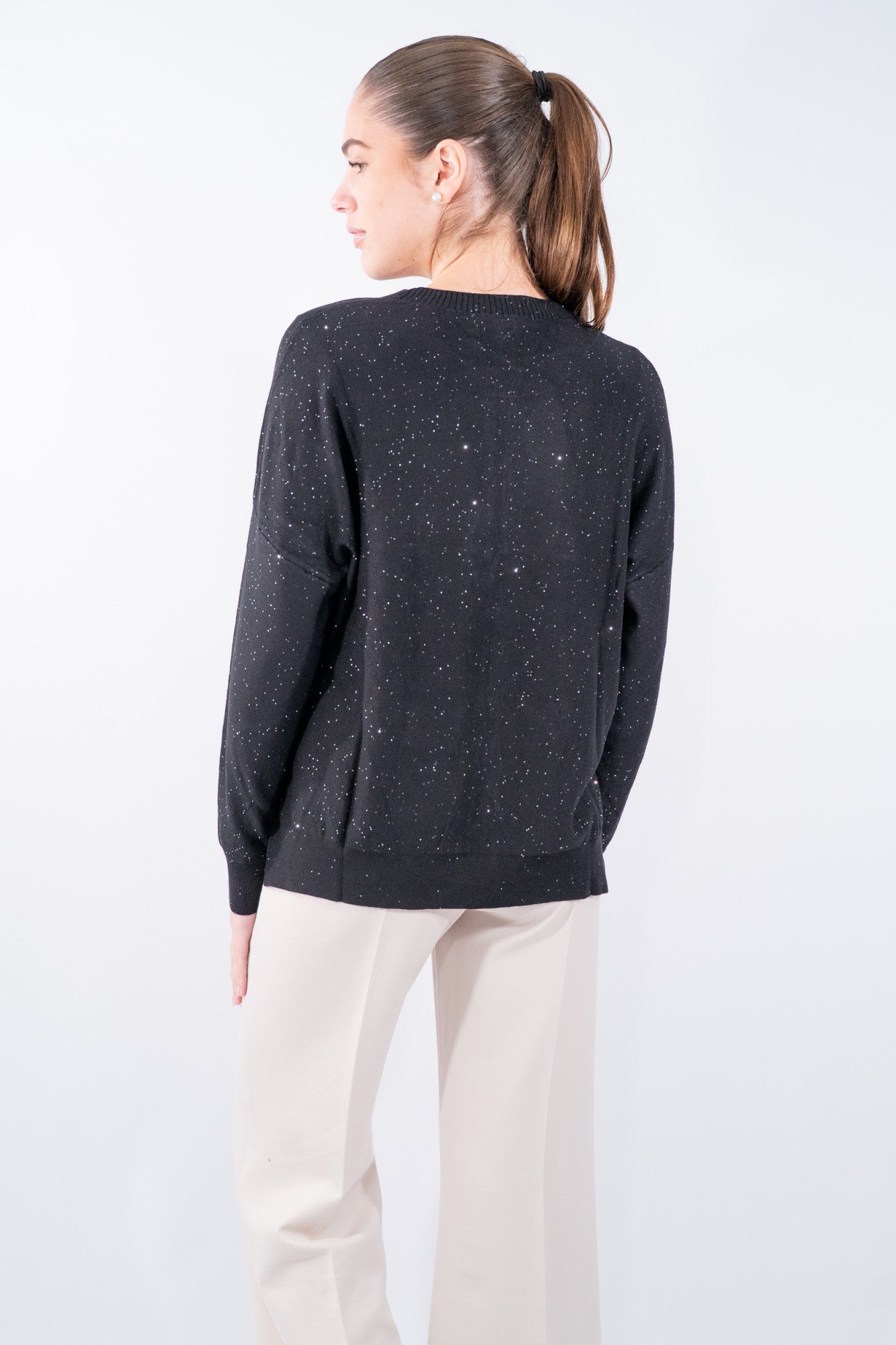 Maglia scatoletta luminosa con micro pailettes e spacchi laterali