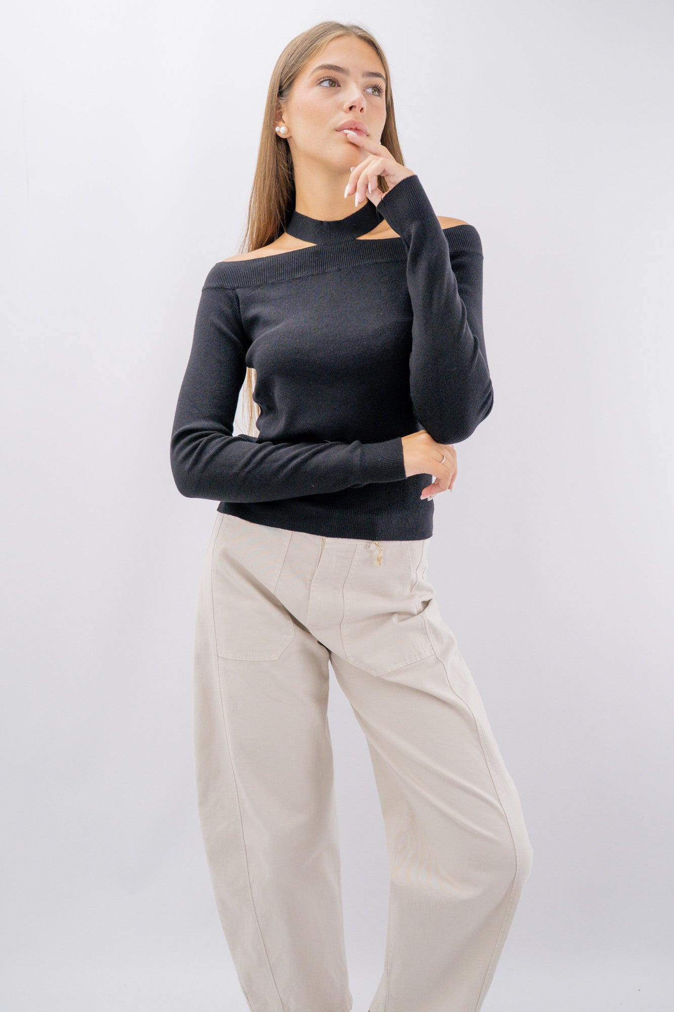Maglia cut-out con collo a giro e spalle scoperte