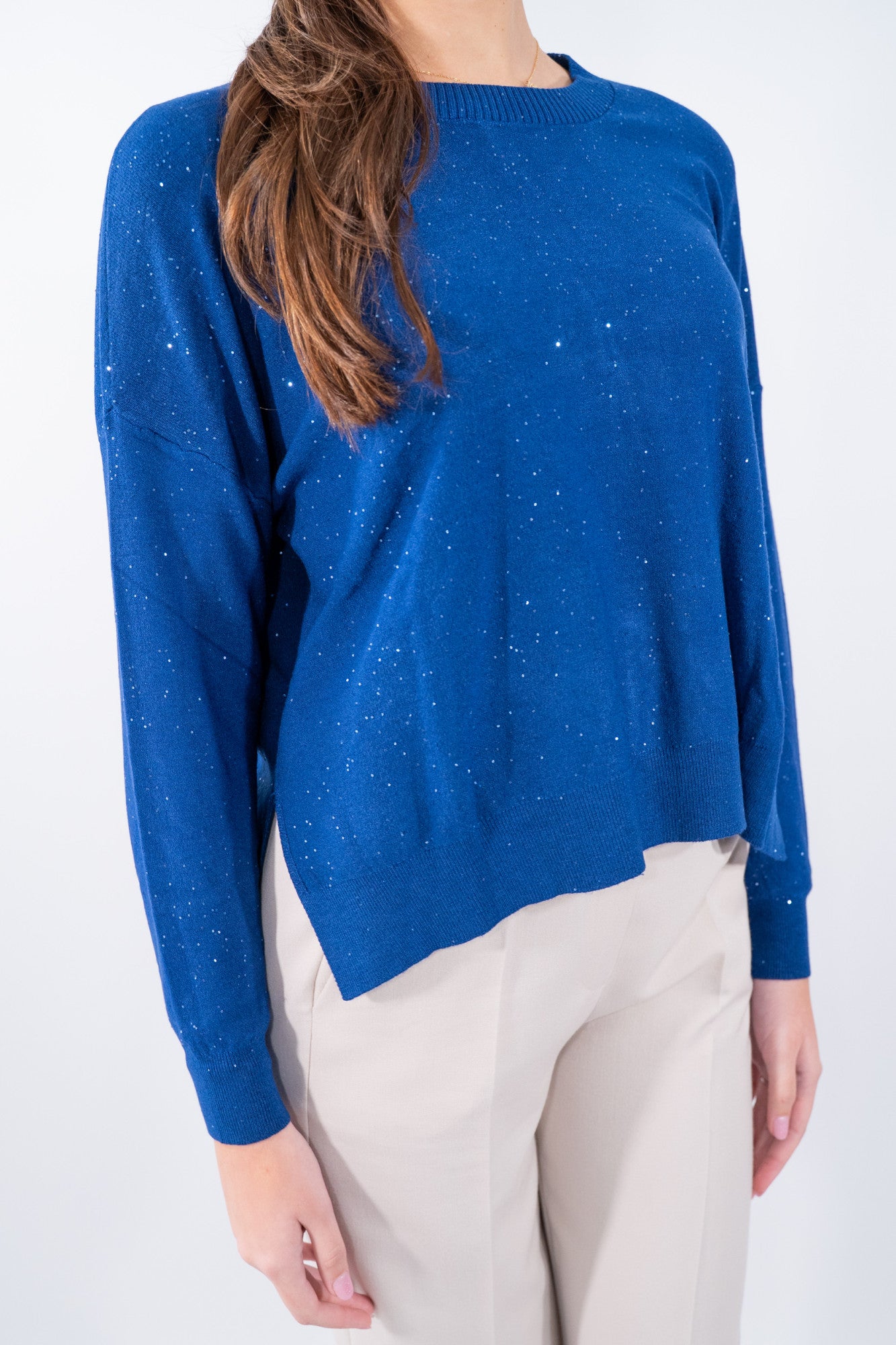 Maglia scatoletta luminosa con micro pailettes e spacchi laterali