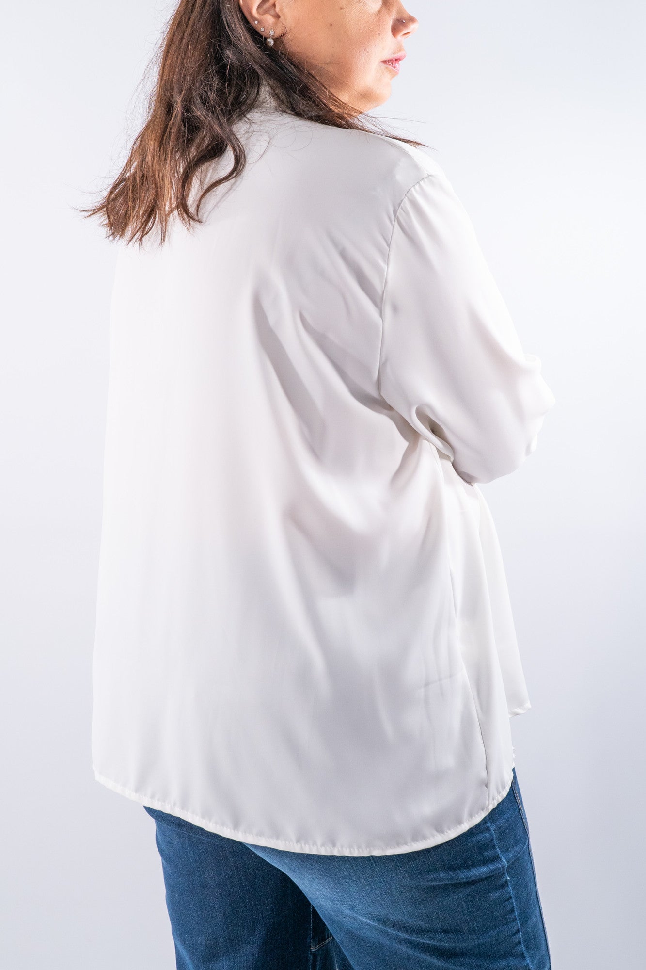 Blusa con cravatta foulard e fermaglio scorrevole