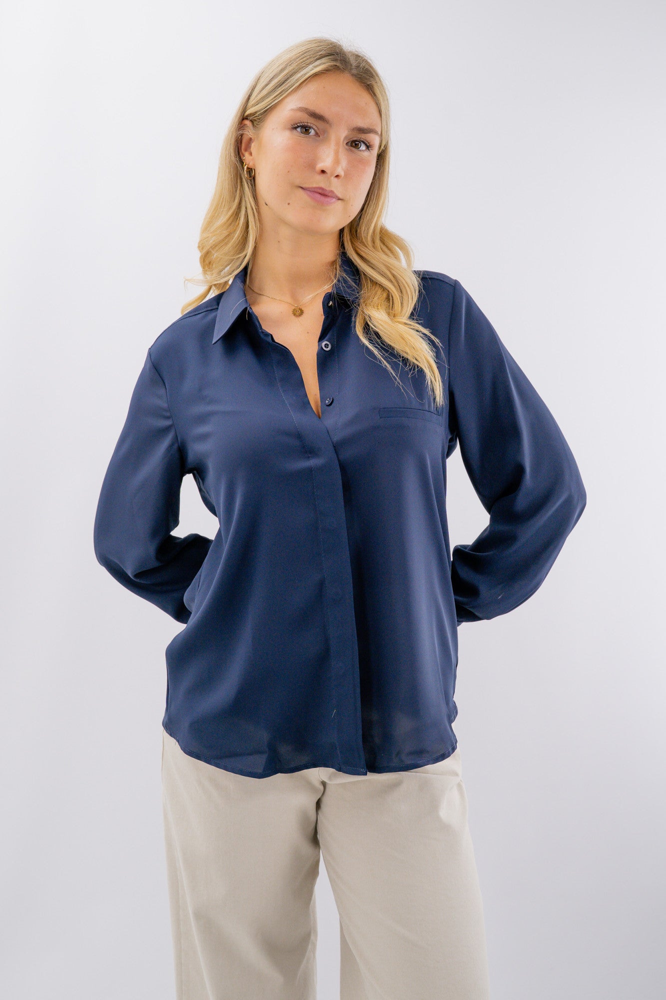 Camicia elegante con abbottonatura a scomparsa