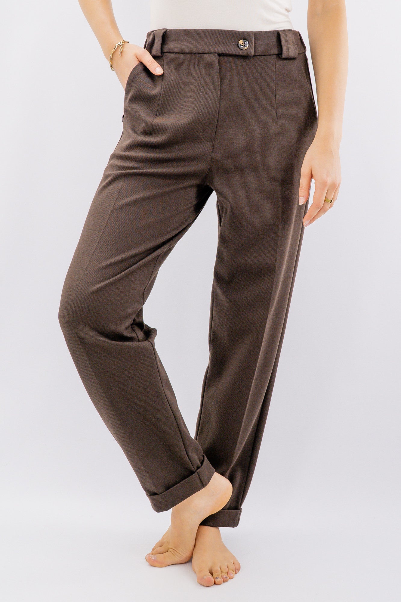 Pantalone con risvolto sul fondo