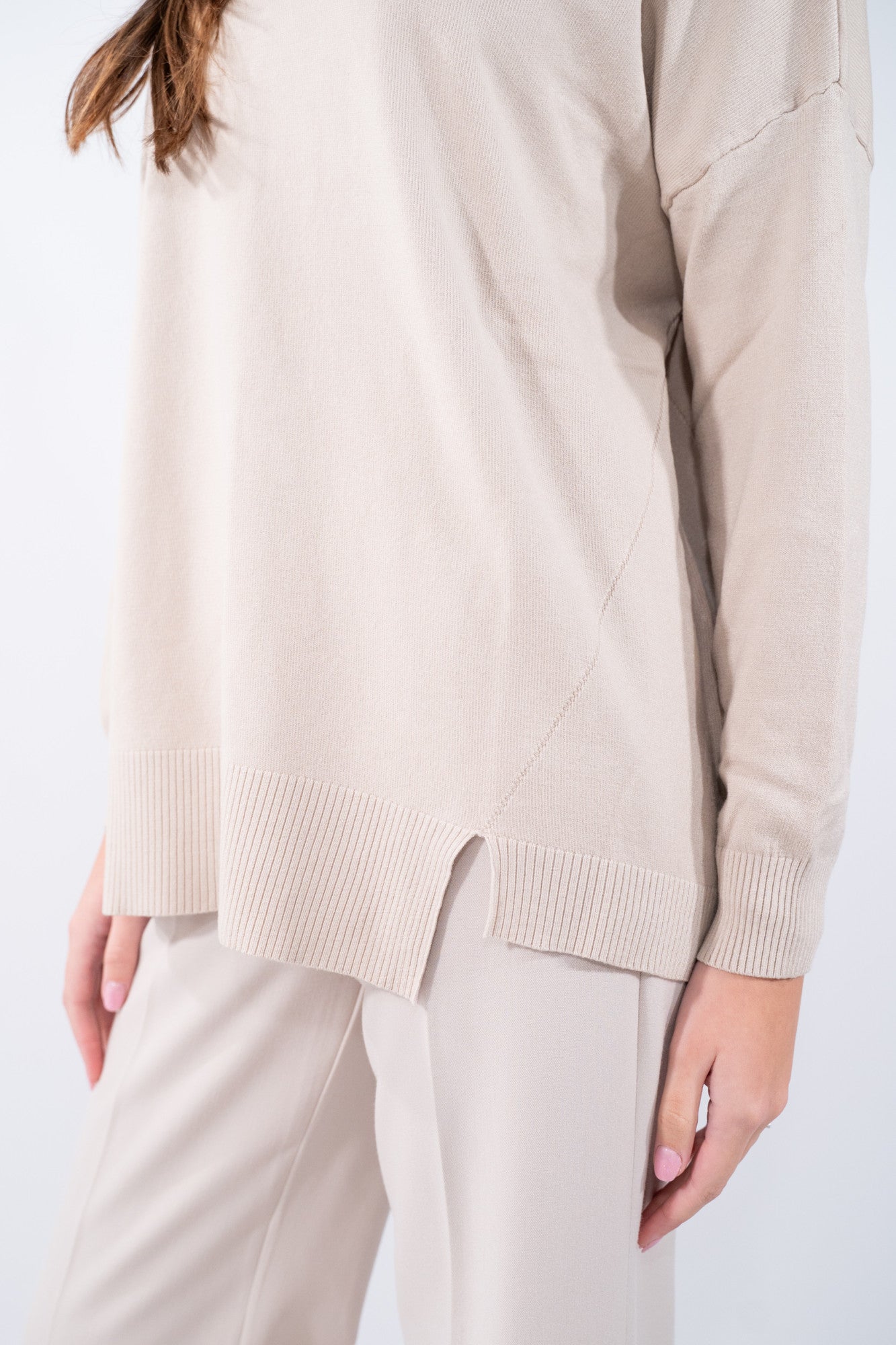 Maglia rasata con spacco frontale e scollo barchetta