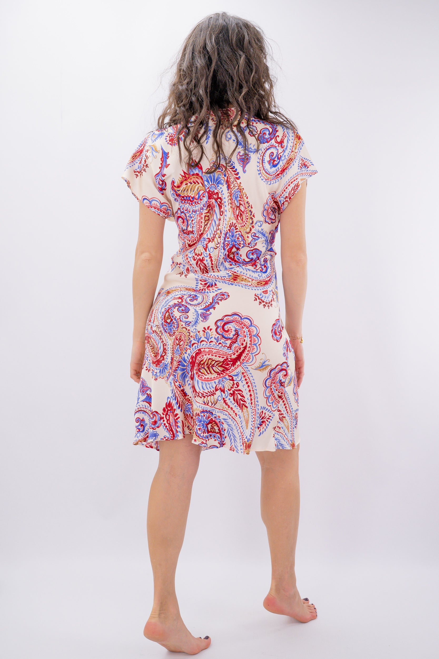 Abito corto con fantasia paisley e scollo a V