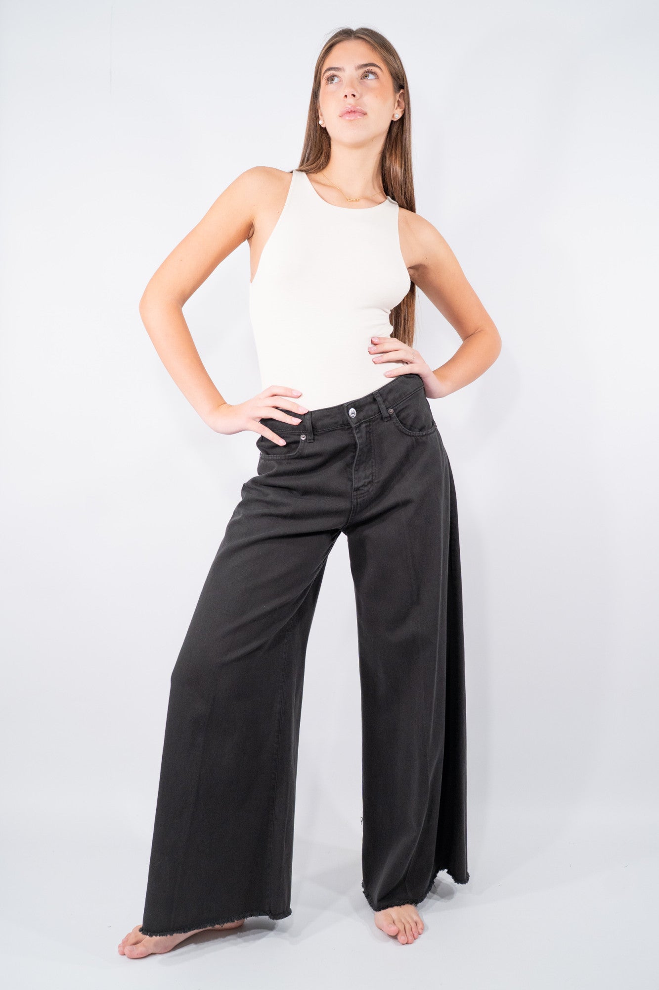 Jeans palazzo ampio con orlo sfrangiato