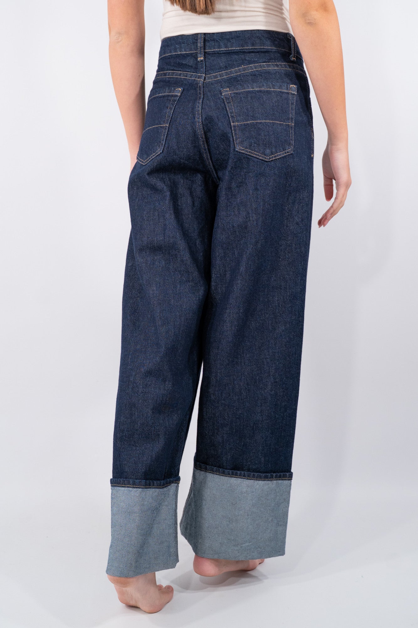 Jeans palazzo con maxi risvolto e cuciture a contrasto