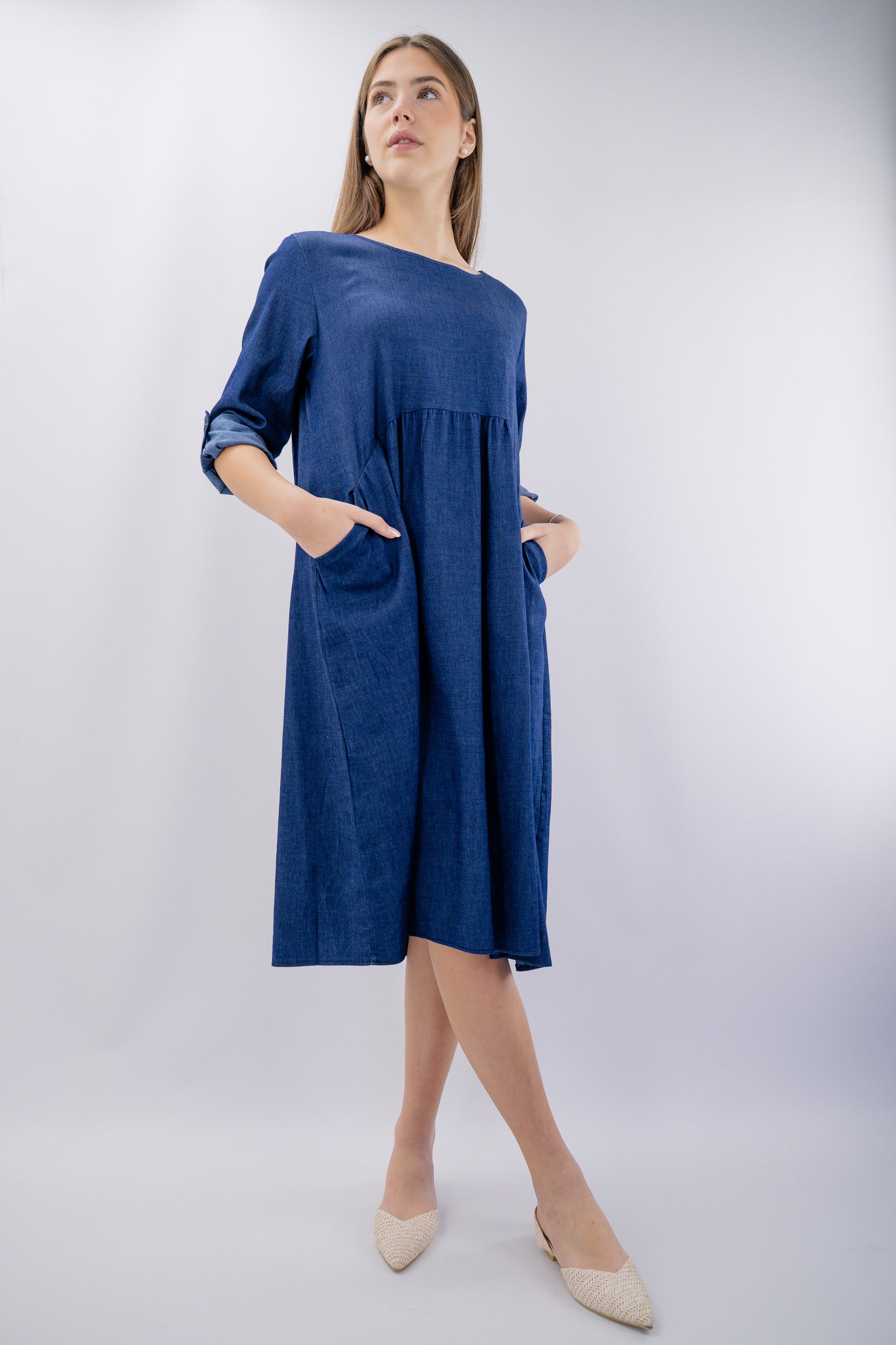 Abito midi in denim oversize con tasche laterali