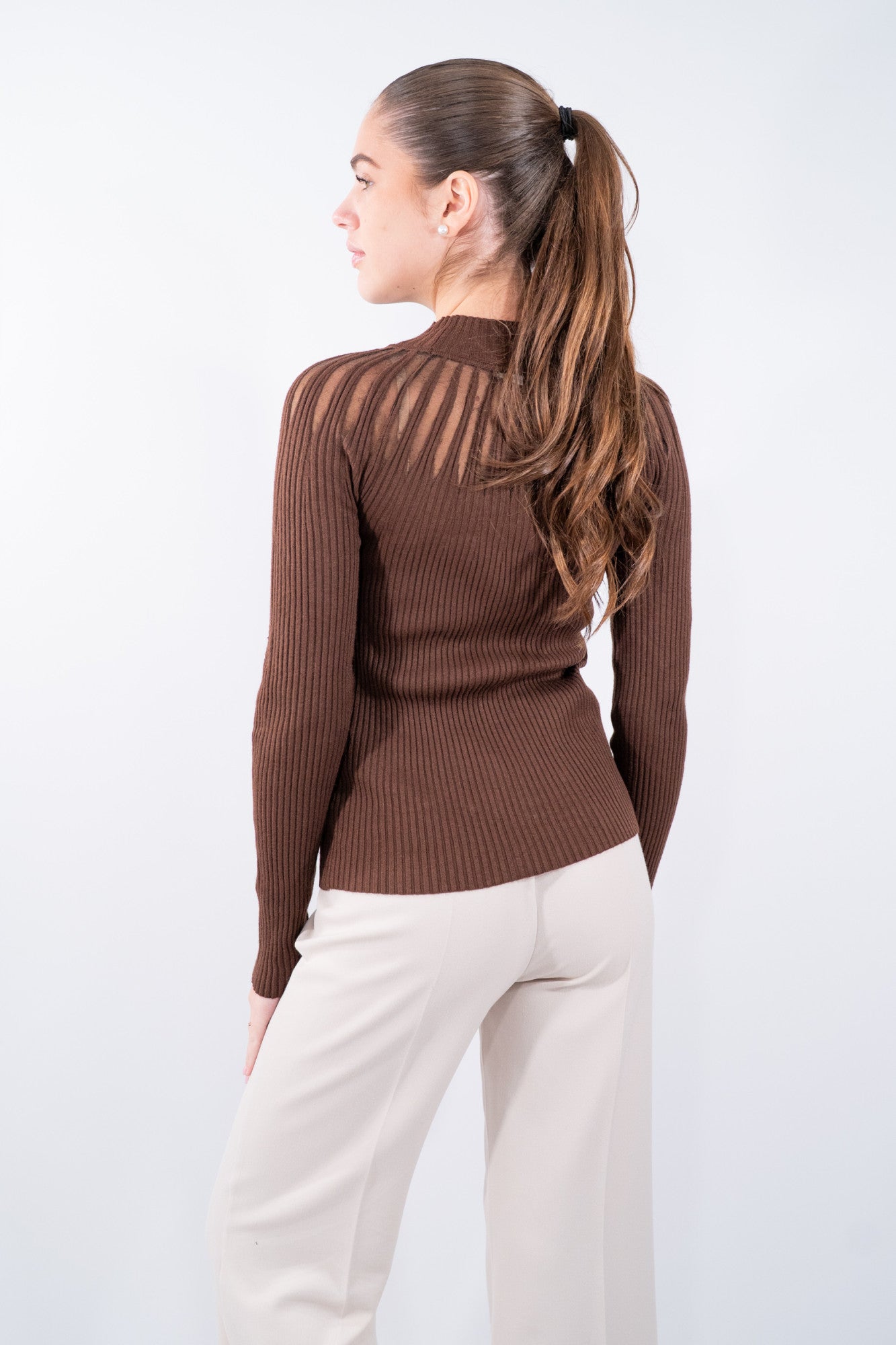 Maglia lupetto a costine con giochi di trasparenze