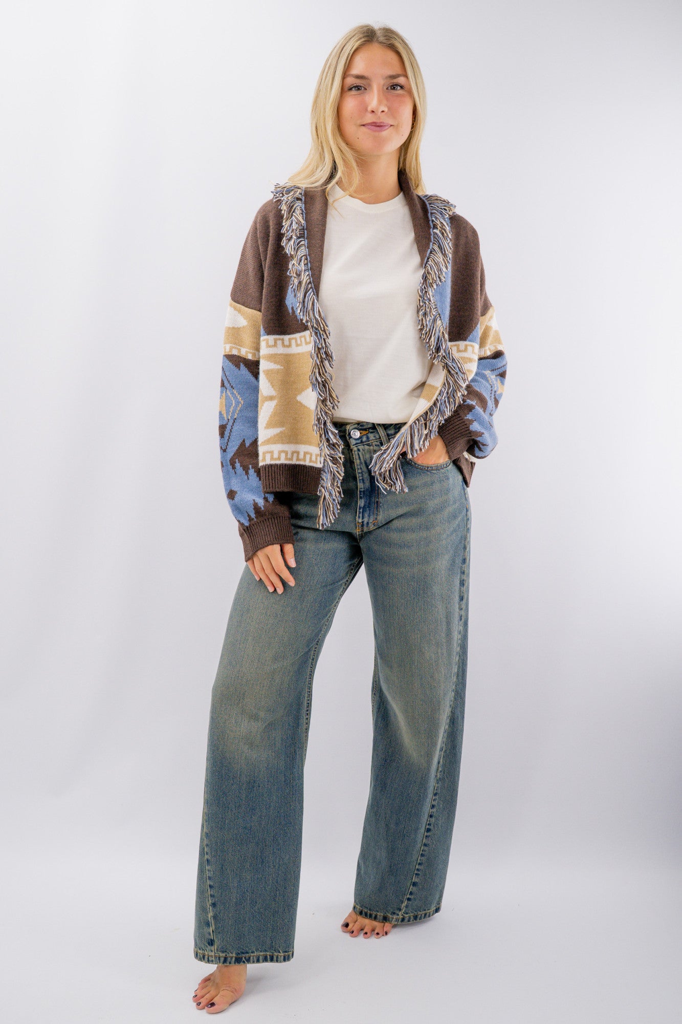 Cardigan aperto sciallato con frange.