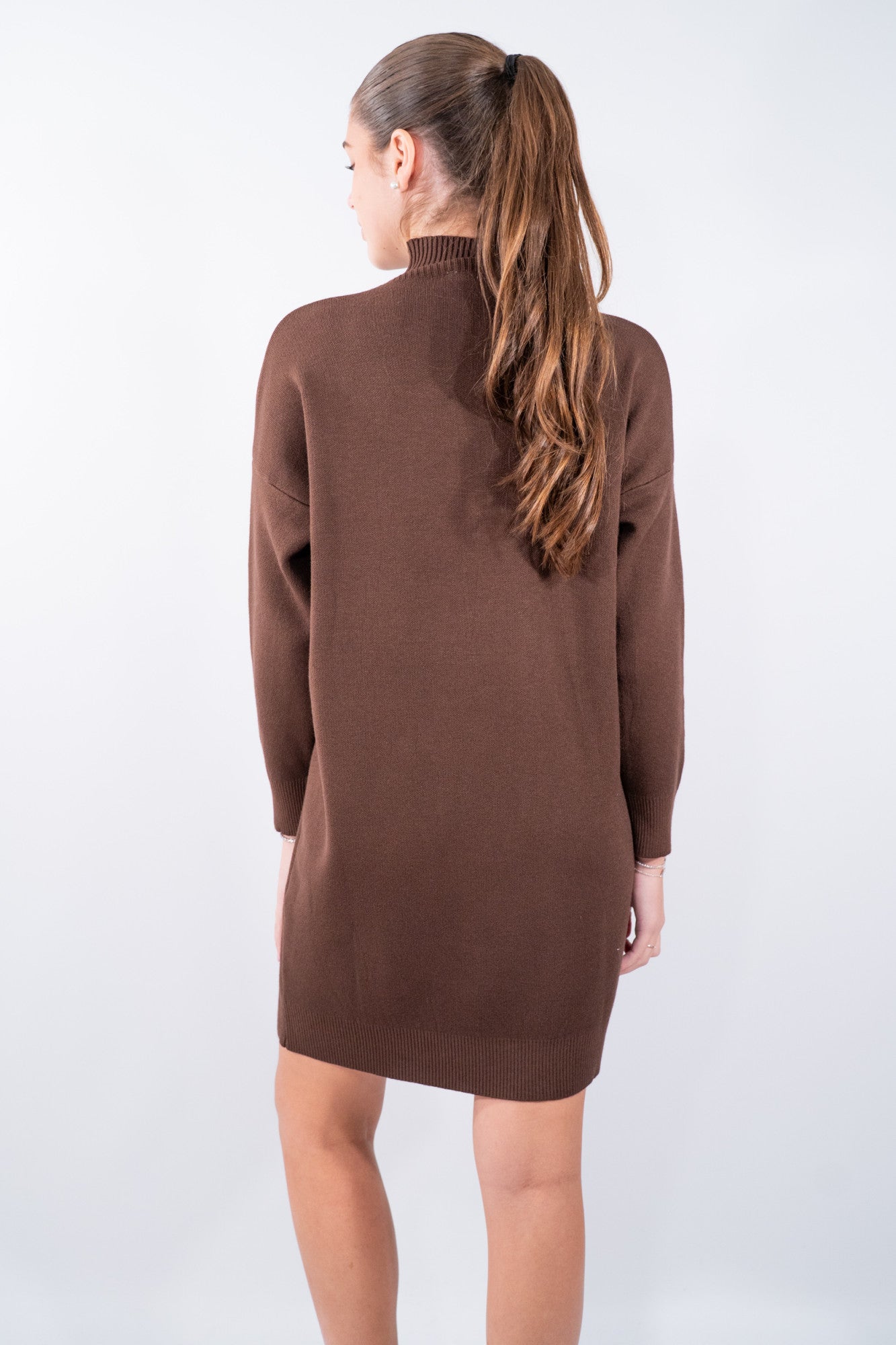 Abito corto con collo lupetto e tasca laterale applicata