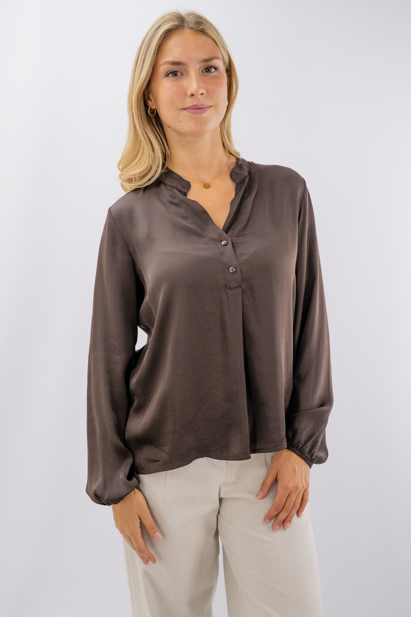 Blusa con collo alla coreana in viscosa satinata