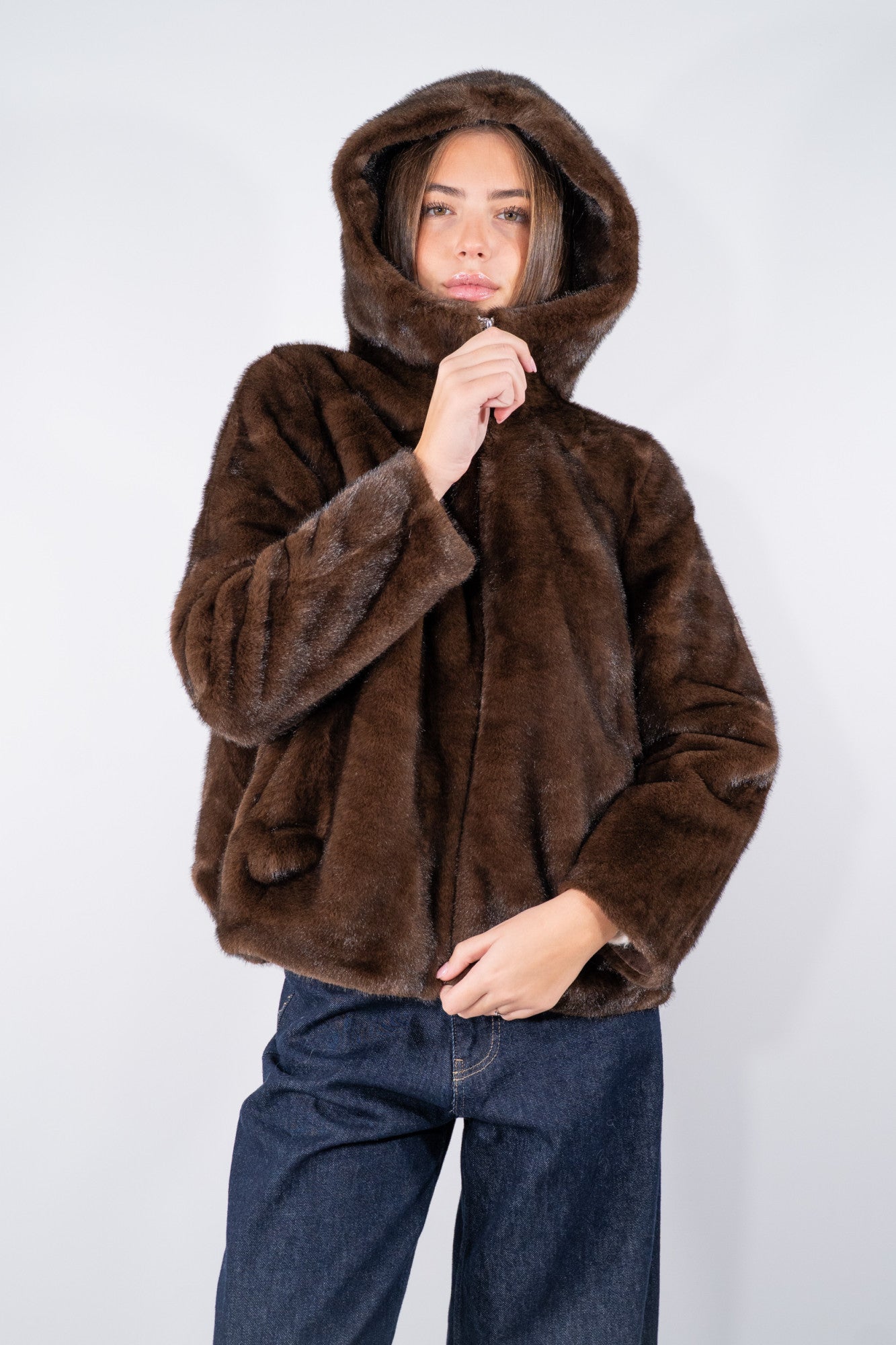 Eco-pelliccia glamour  con cappuccio e arricciatura sul fondo