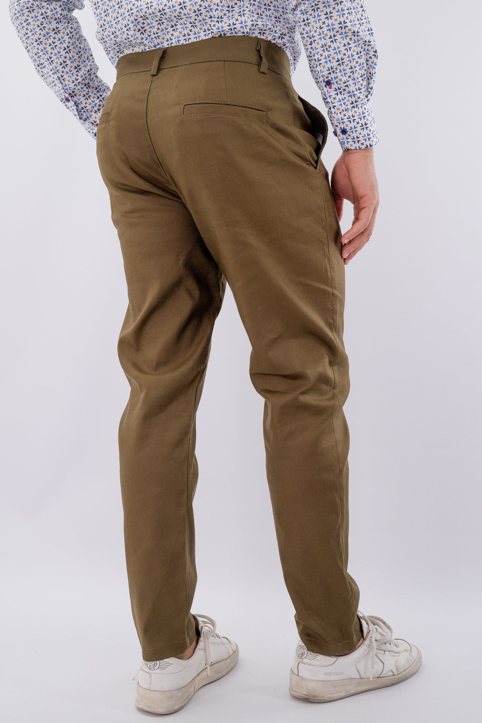 Pantalone elegante con pinces